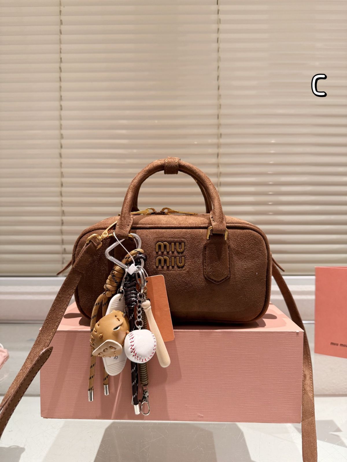 MIU MIU 限定 スエード カメラバッグ ? 22×11cm [本日特価|新品未使用品]