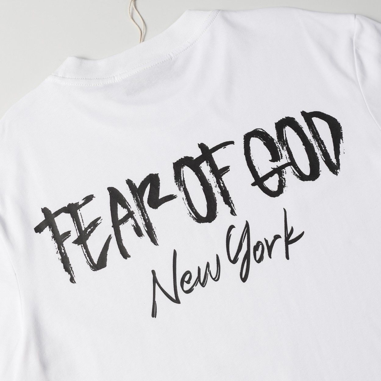 【本日限定特価】FOG FEAR OF GOD ESSENTIALS ニューヨーク限定プリントTシャツ [本日特価|新品未使用品]