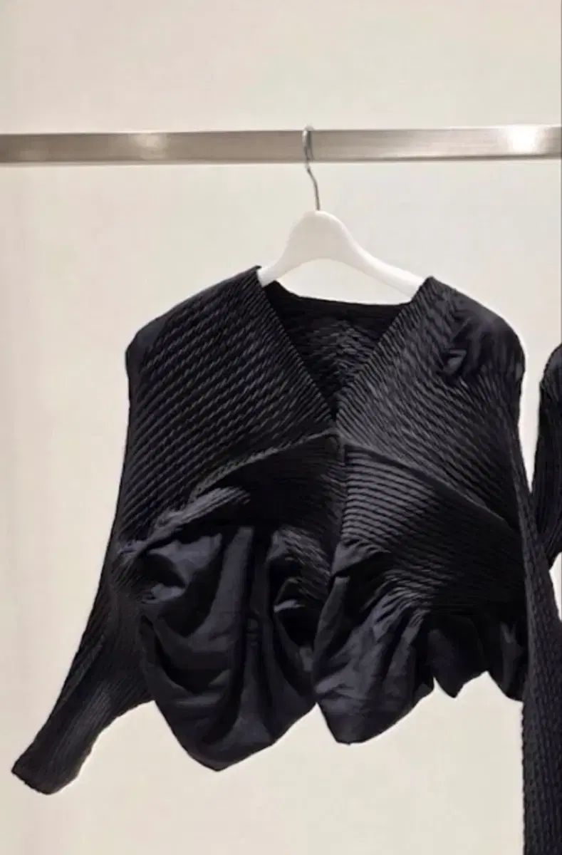 ISSEY MIYAKE イッセイミヤケ ニット コンテュアー カーディガン ほぼ新品