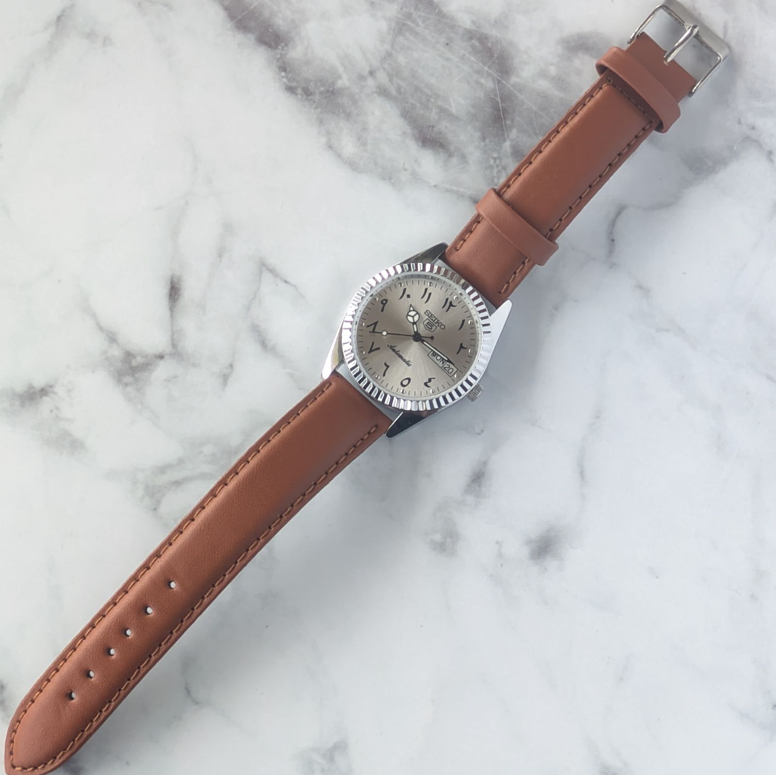 SEIKO 5 自動巻き時計 シルバー文字盤 ブラウンレザーベルト 稼働品 SEIKO セイコー5 自動巻き ヴィンテージ シルバー文字盤 サン