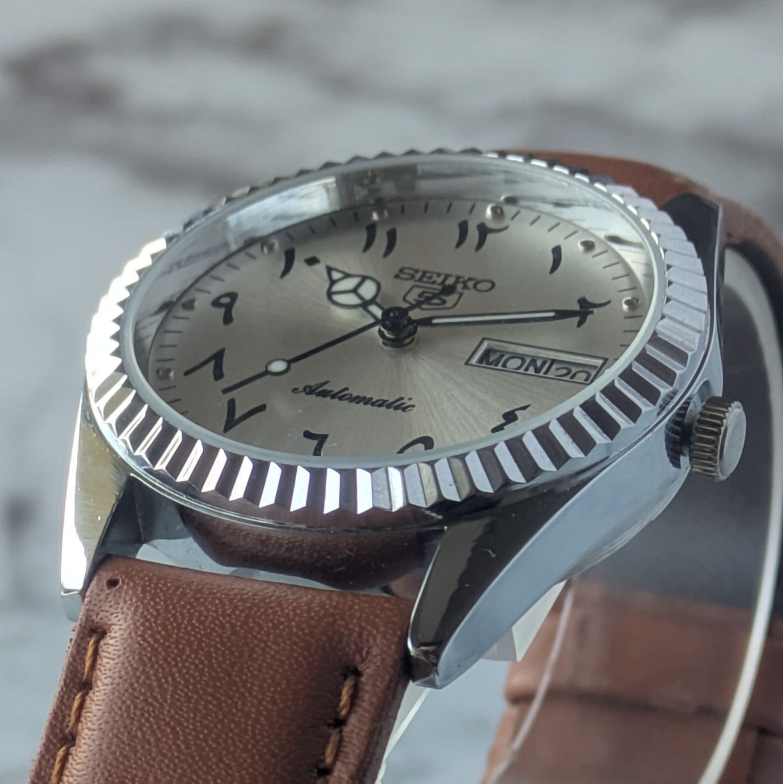 SEIKO 5 自動巻き時計 シルバー文字盤 ブラウンレザーベルト SEIKO 5 自動巻き時計 シルバー文字盤 ブラウンレザーベルト SEIKO 5