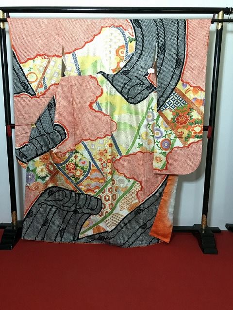 【中古】Mサイズ 振袖 化繊 白地に寄せ柄模様 長襦袢付き