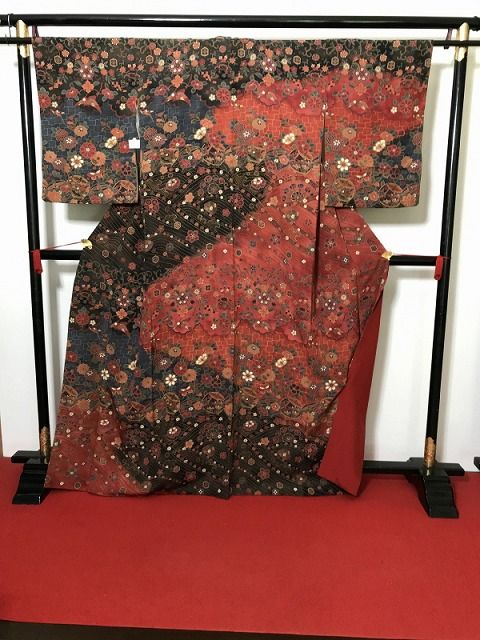 【中古】Mサイズ 付け下げ 正絹 赤茶地に糸巻き模様