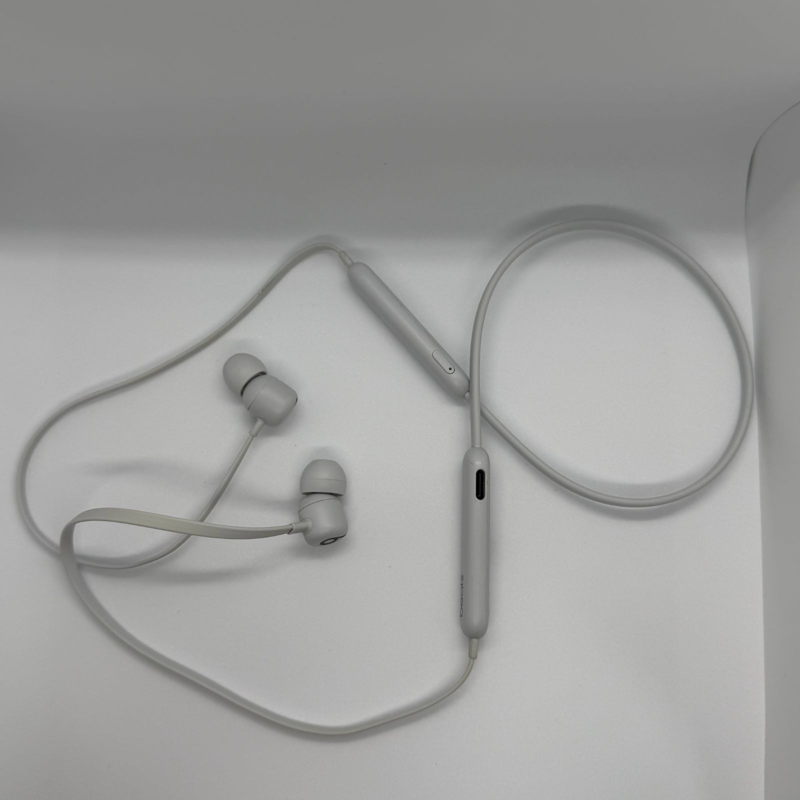 □Beats Flex ワイヤレスイヤホン A2295 ストーングレー Bluetooth USB 