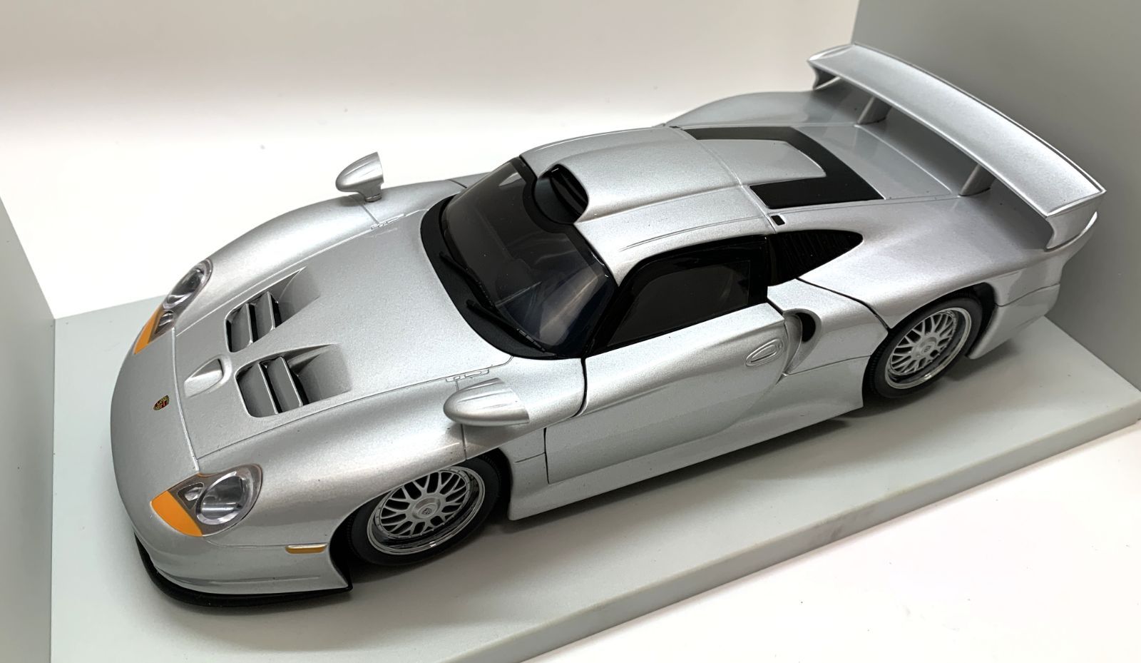 ポルシェ911 GT1 UTモデルズ 模型 1：18 シルバー ダイキャストモデルカー