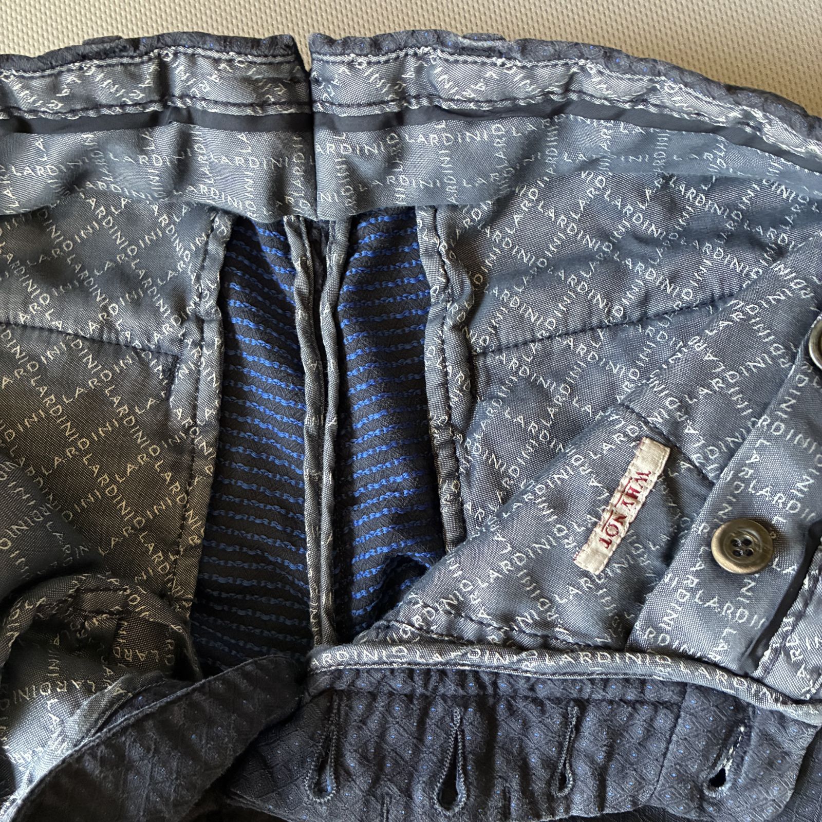 【極美品】LARDINI☆イタリア製☆ニット調☆ショートパンツ★48 紺 極美品】LARDINI☆イタリア製☆ニット調☆ショートパンツ☆48 紺 LARDINI(