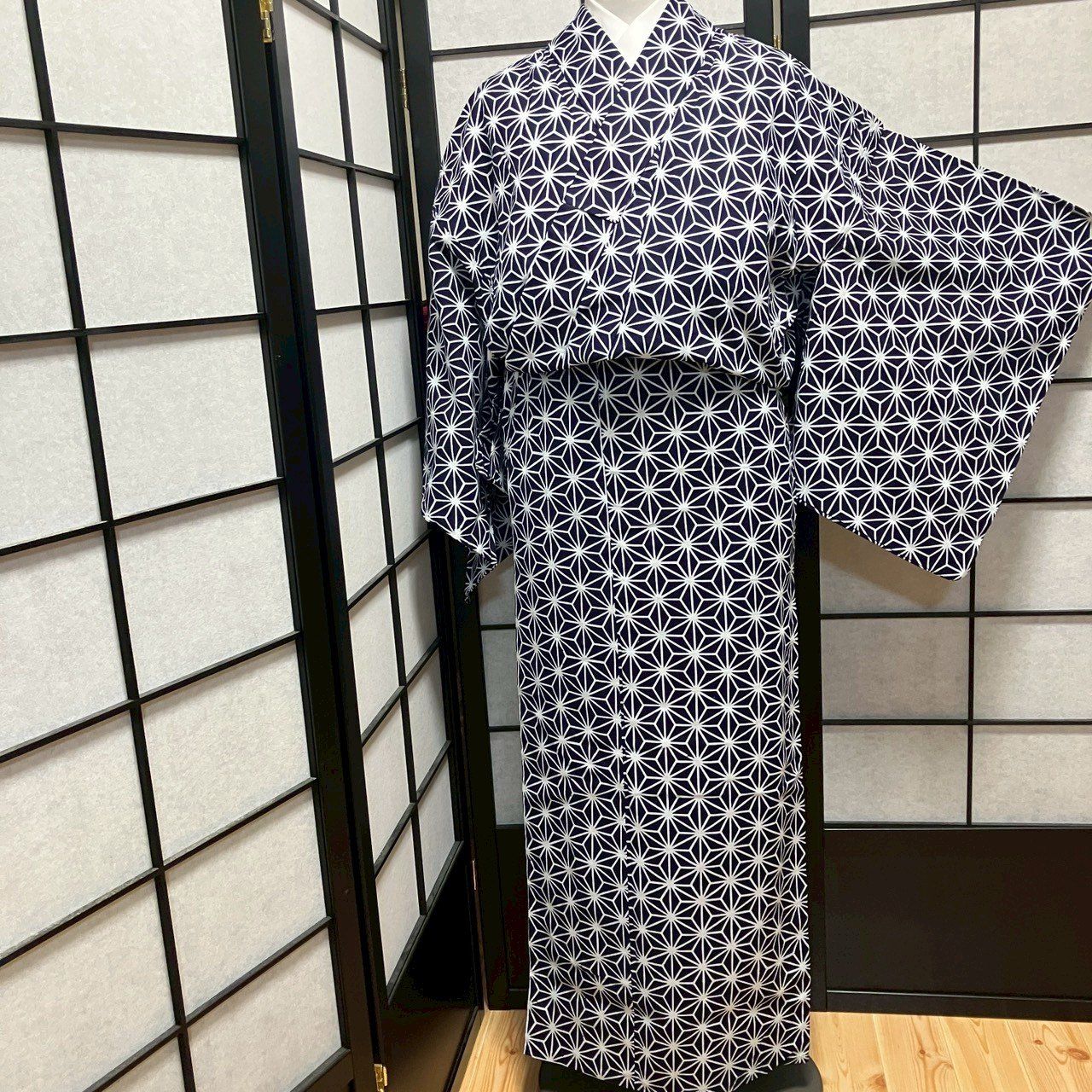 幻想的なぼかし麻の葉文様が織りなす大人の気品セオアルファのような吸水速乾性浴衣 麻の葉文様 浴衣 麻の葉 セオ 浴衣 にじみ麻の葉 濃紺色 ゆかた セオ