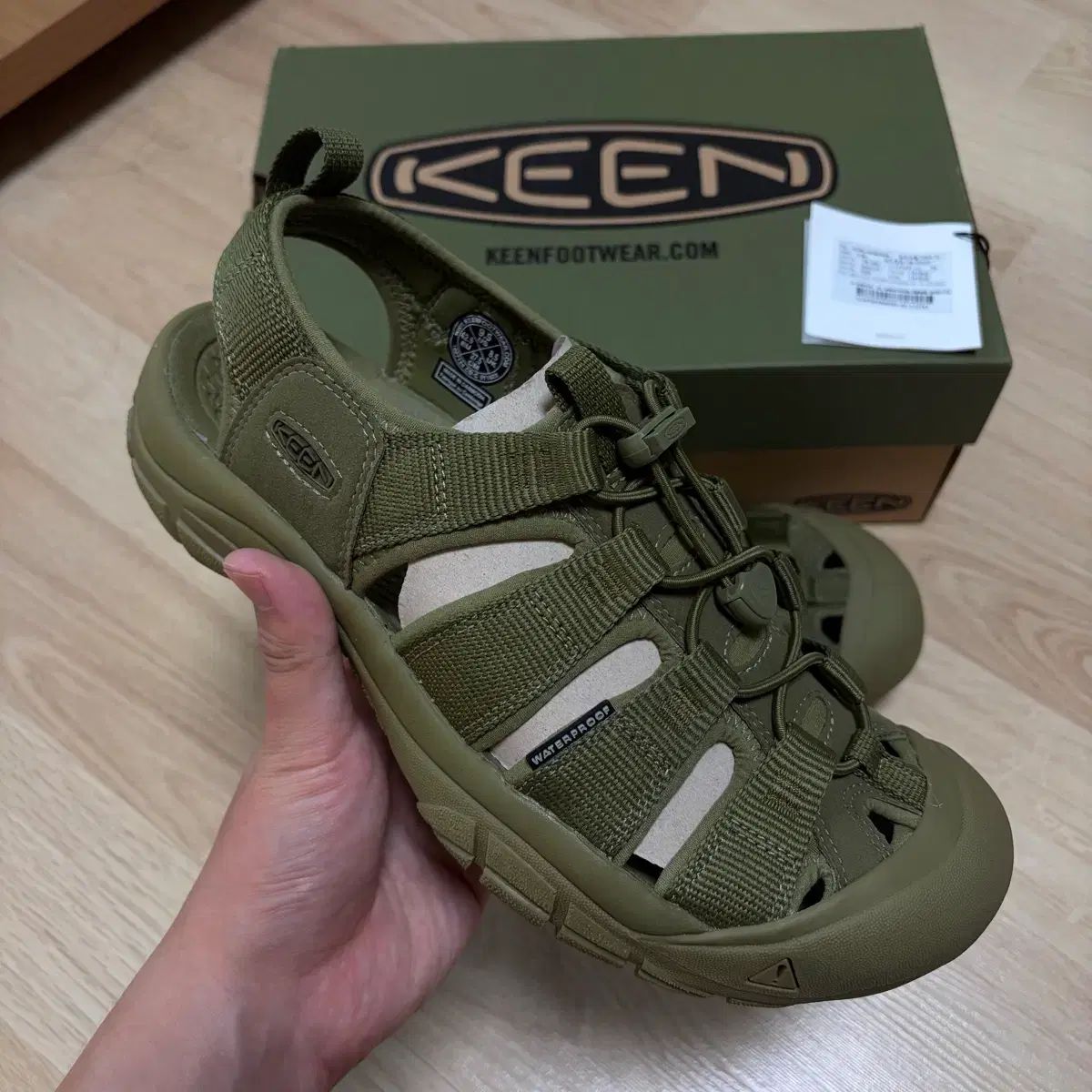 新品(275) キーン KEEN ニューポート H2 モノクローム オリーブ ラブ