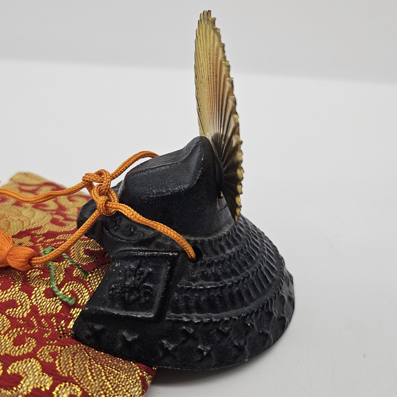 戦国武将　ミニ兜　豆兜　出世兜　12点セット 戦国武将 豊臣秀吉 豆兜 ミニ兜 高さ約8cm 鉄製 金襴座布団付き 端午の