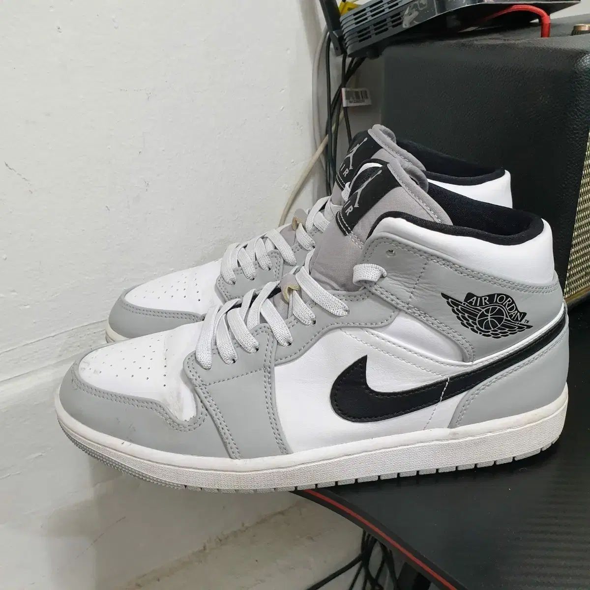 NIKE エアジョーダン1 ミッド ライト スモーク グレー 275