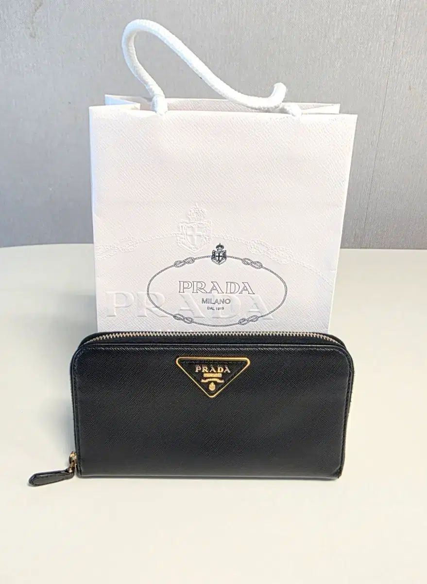 PRADA プラダ ジッパー 長財布 ブラック