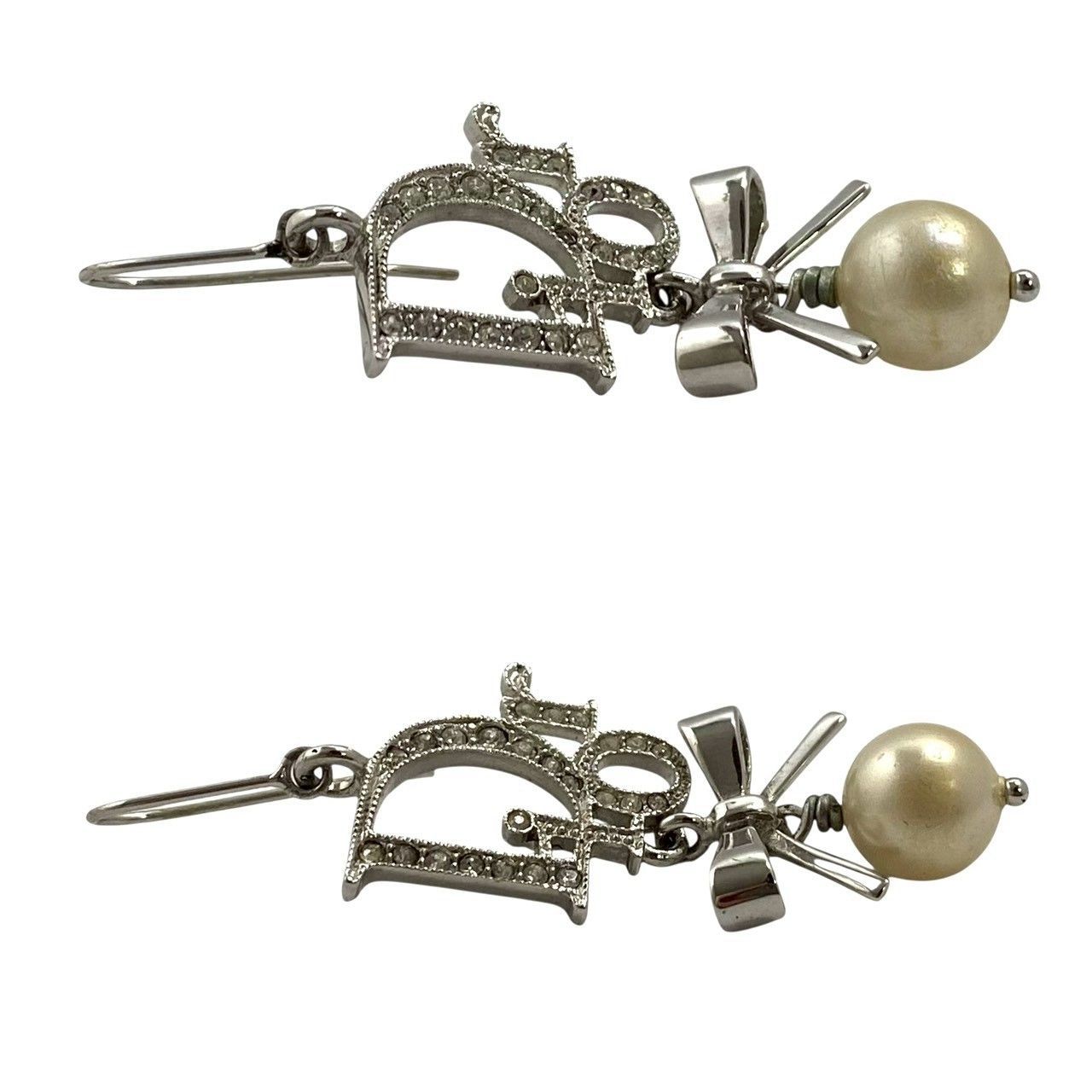 Dior】ロゴ リボン フェイクパール ピアス シルバーカラー ライン