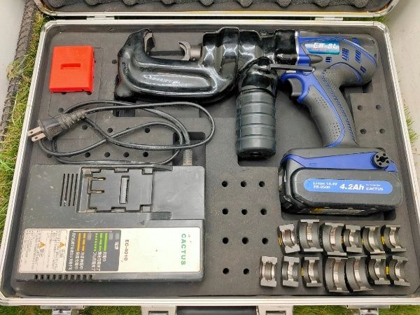 ☆CACTUSカクタス EW-8L クリンプボーイ 圧着機 バッテリ、充電器、各種ダイス付 14.4V　動作確認済み　充電器のみジャンク