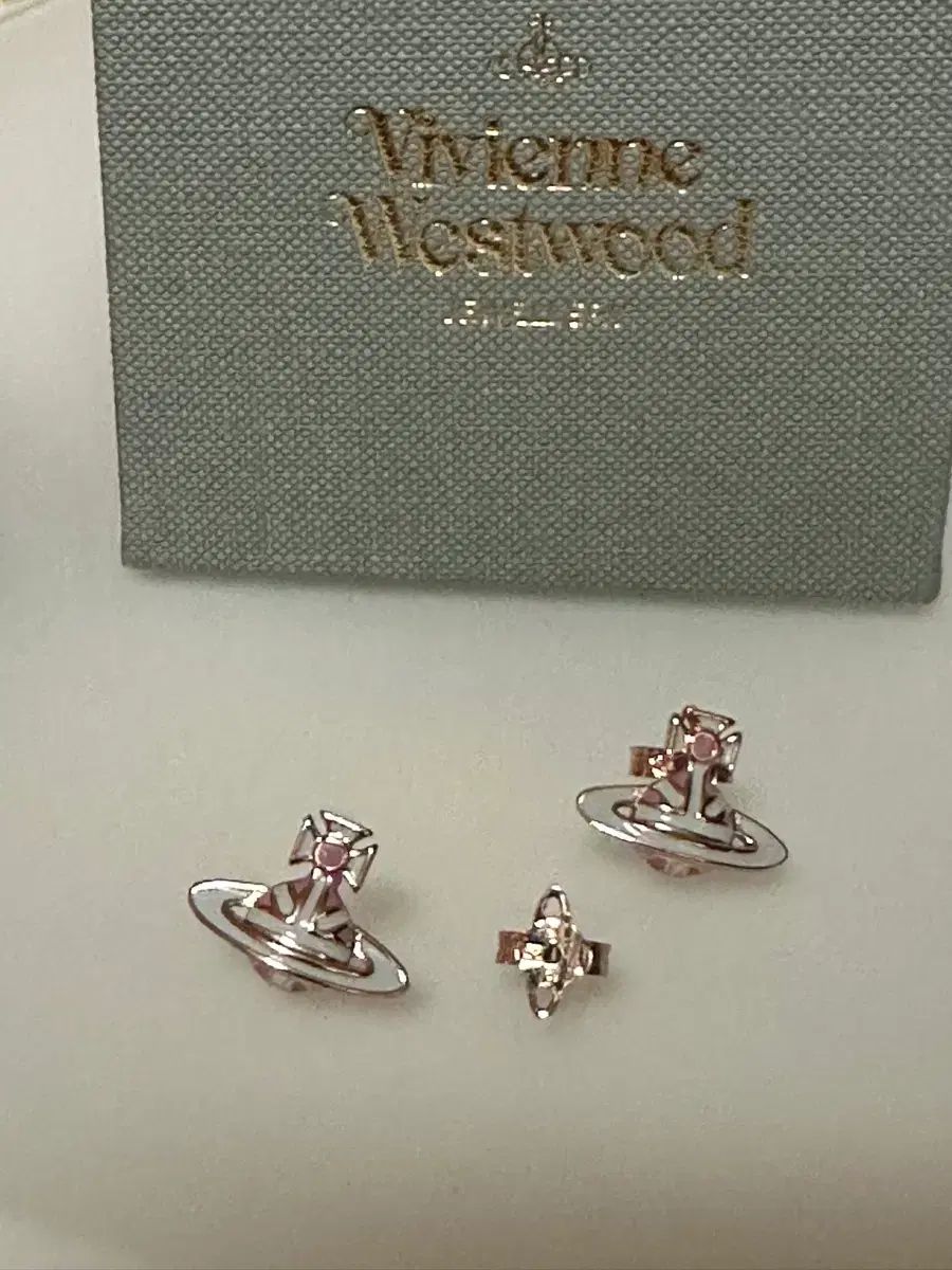 Vivienne Westwood(ヴィヴィアンウエストウッド) イヤリング 金