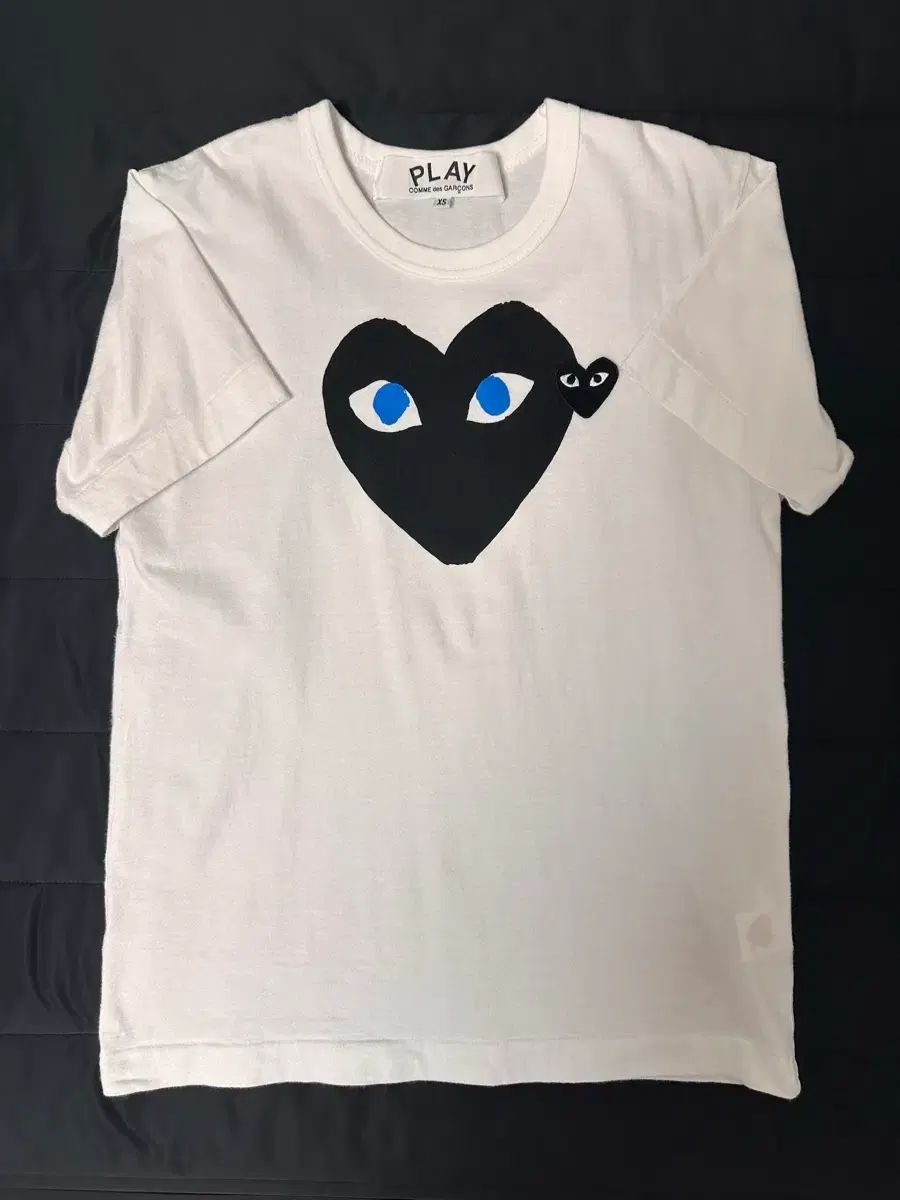 PLAY コム・デ・ギャルソン ブラック ハート ブルー アイ Tシャツ 白