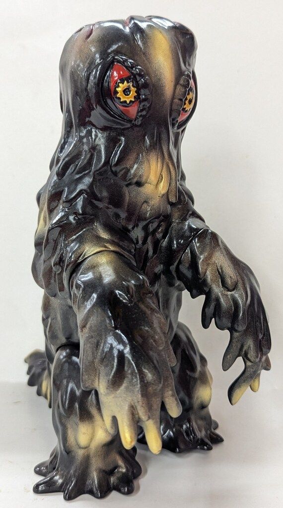 マルサン 世紀の大怪獣 ヘドラ 350 黒 金 赤 マルサン 世紀の大怪獣 ヘドラ 350 黒成型/銅/金塗装 黒銅赤目 - メルカリ