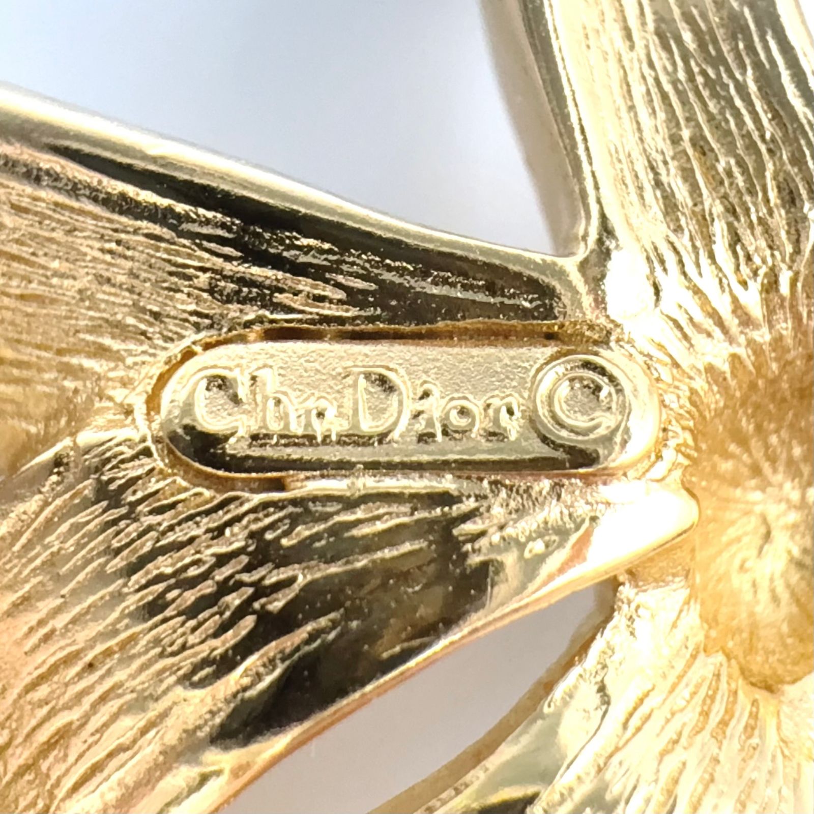 新着】Christian Dior リボンモチーフ メタル ゴールド ブローチ