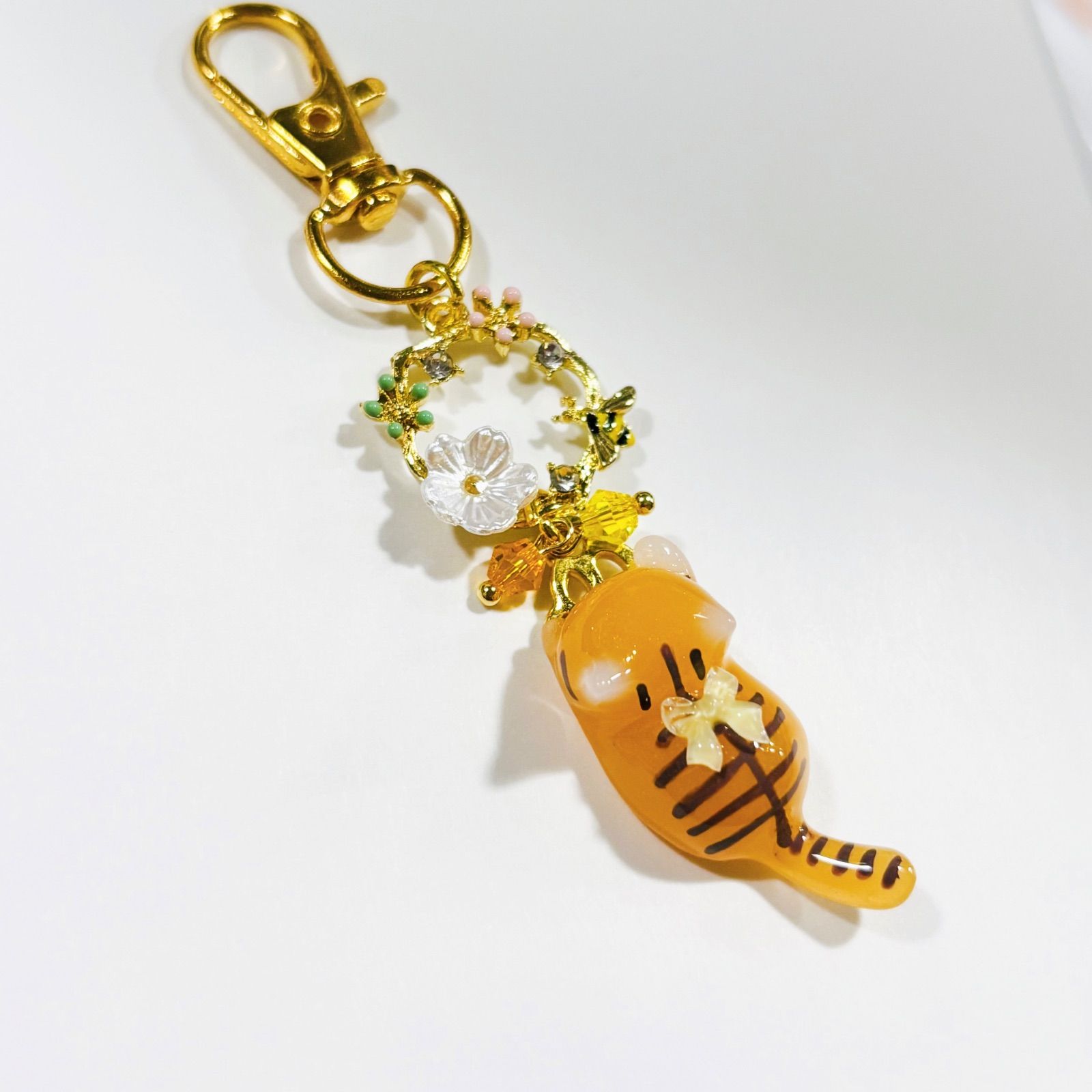 ♡ミツバチ追っかけ🐝茶トラ猫ちゃんキーホルダー🐈♡ - メルカリ