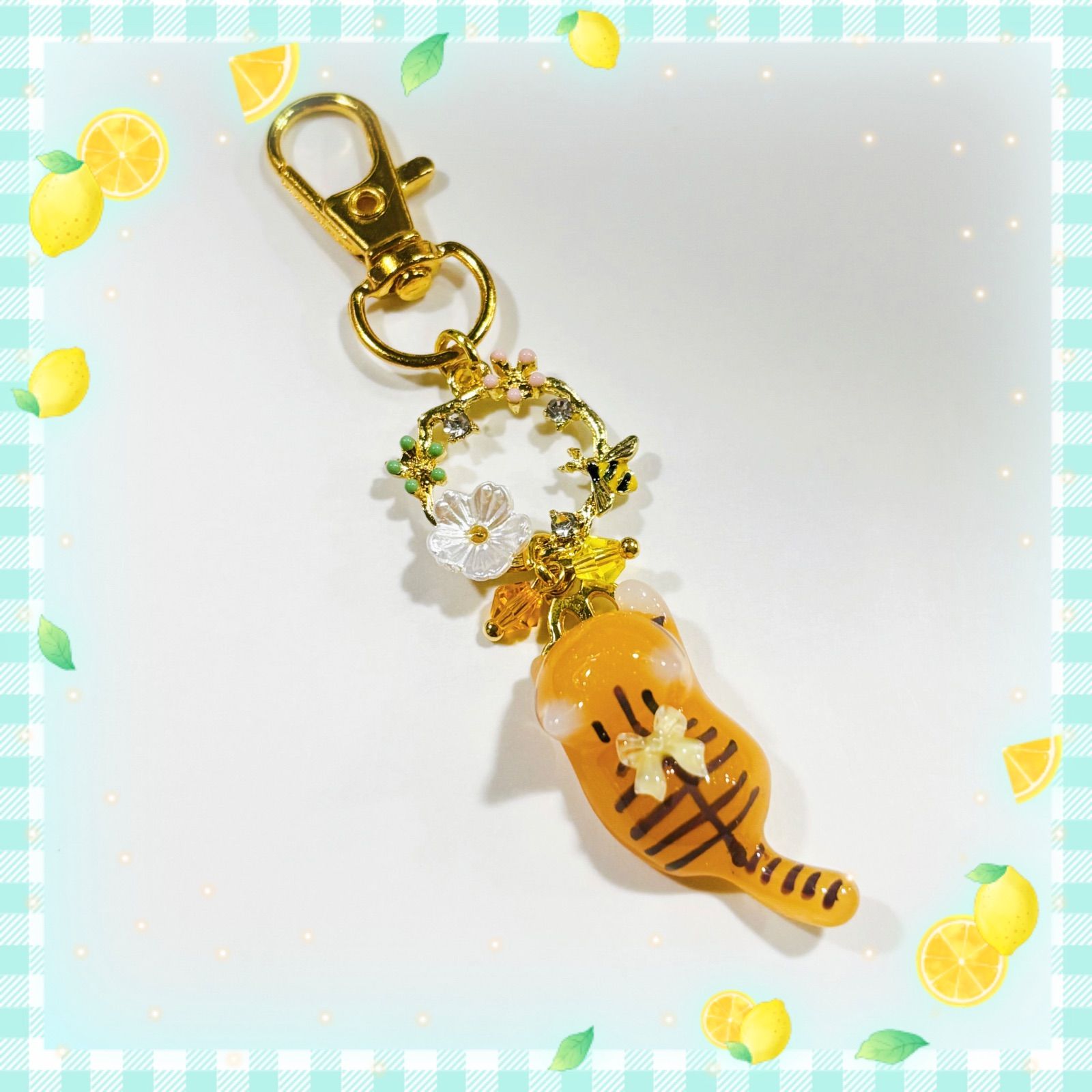 ♡ミツバチ追っかけ🐝茶トラ猫ちゃんキーホルダー🐈♡ - メルカリ