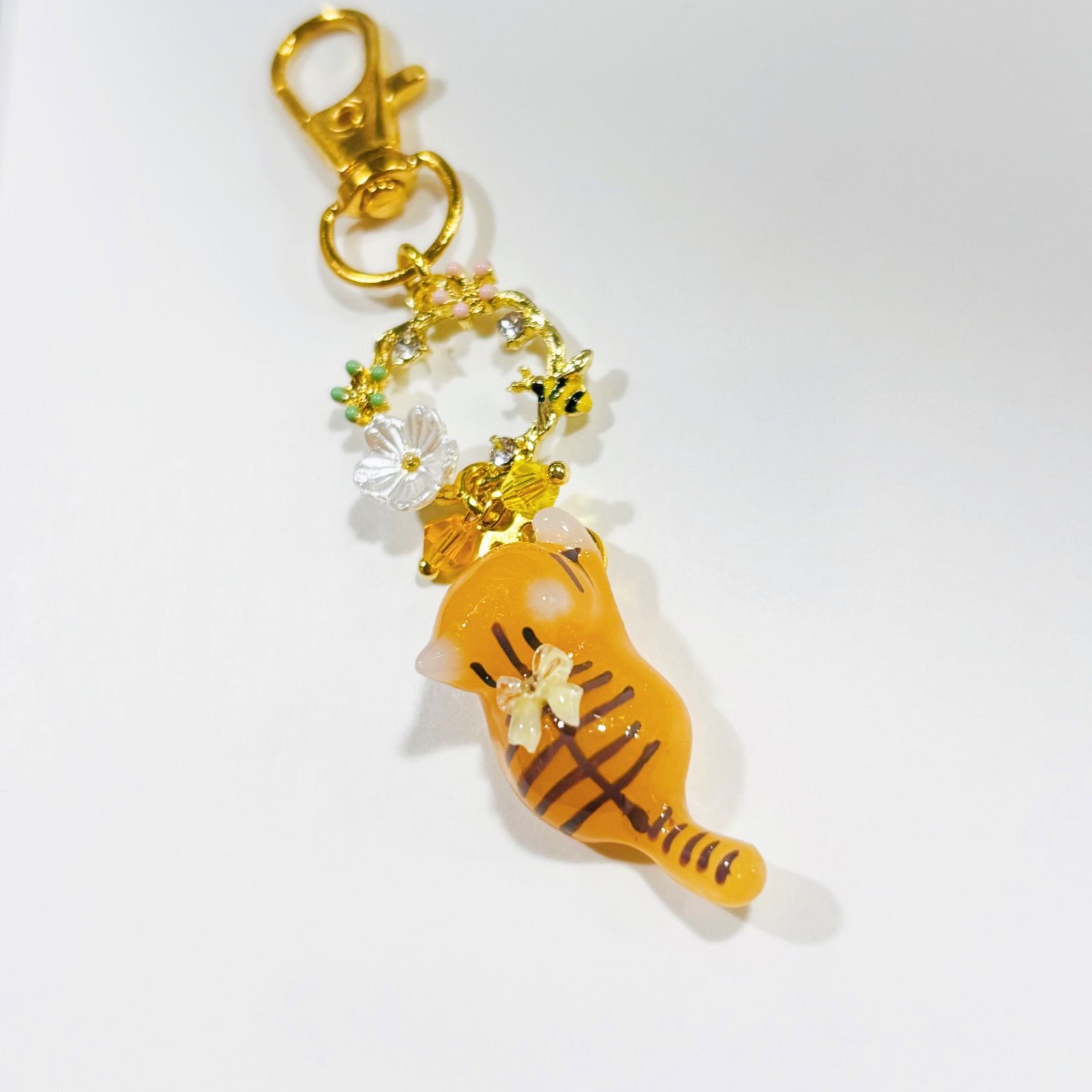 ♡ミツバチ追っかけ🐝茶トラ猫ちゃんキーホルダー🐈♡ - メルカリ