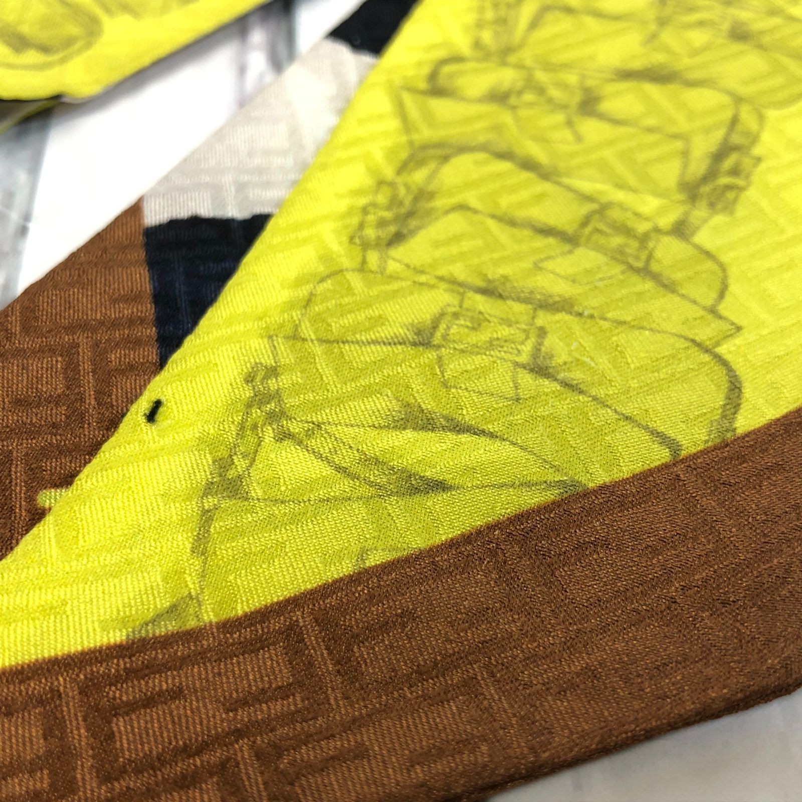 m001 X FENDI フェンディ ツイリースカーフ アニマル柄×バッグ柄