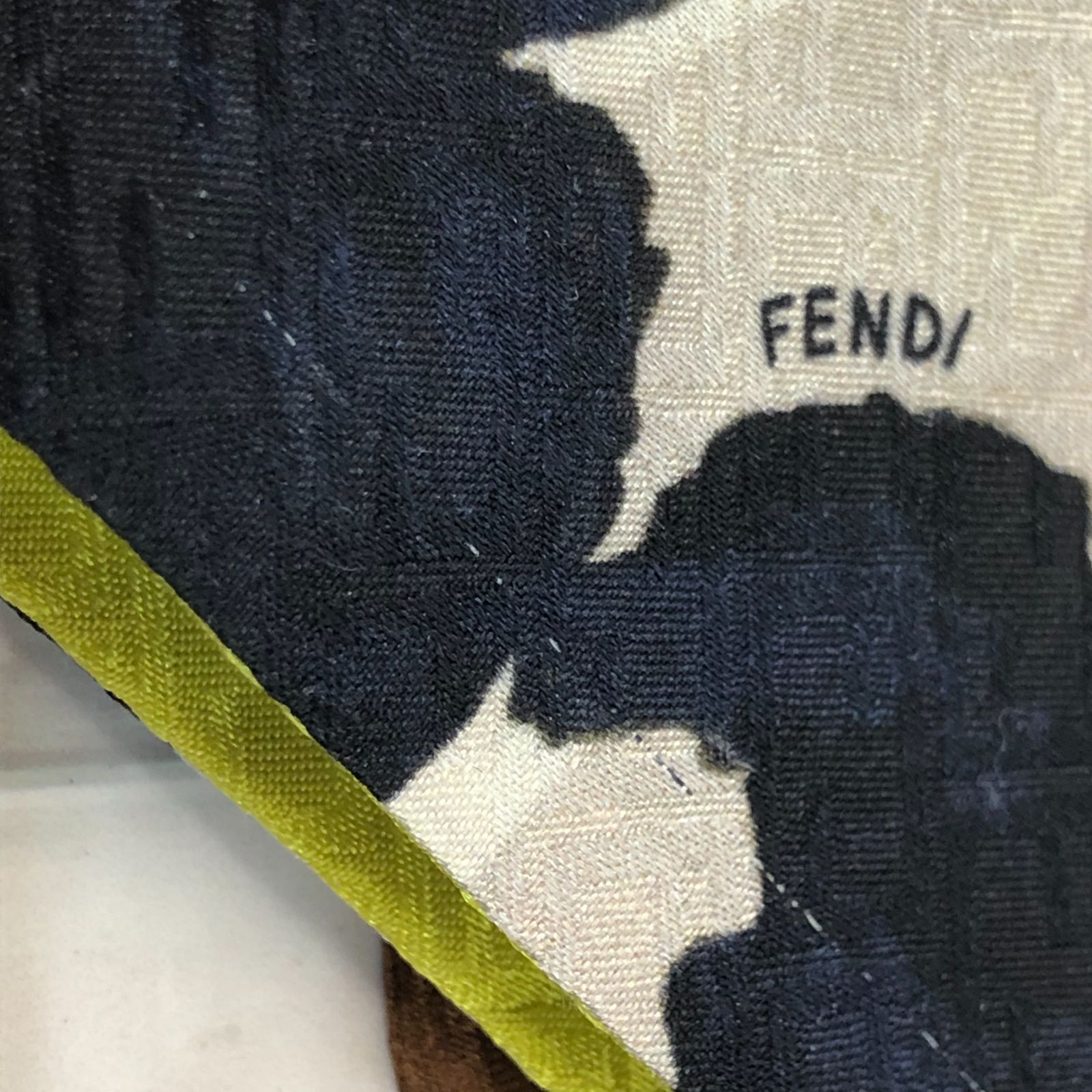 m001 X FENDI フェンディ ツイリースカーフ アニマル柄×バッグ柄