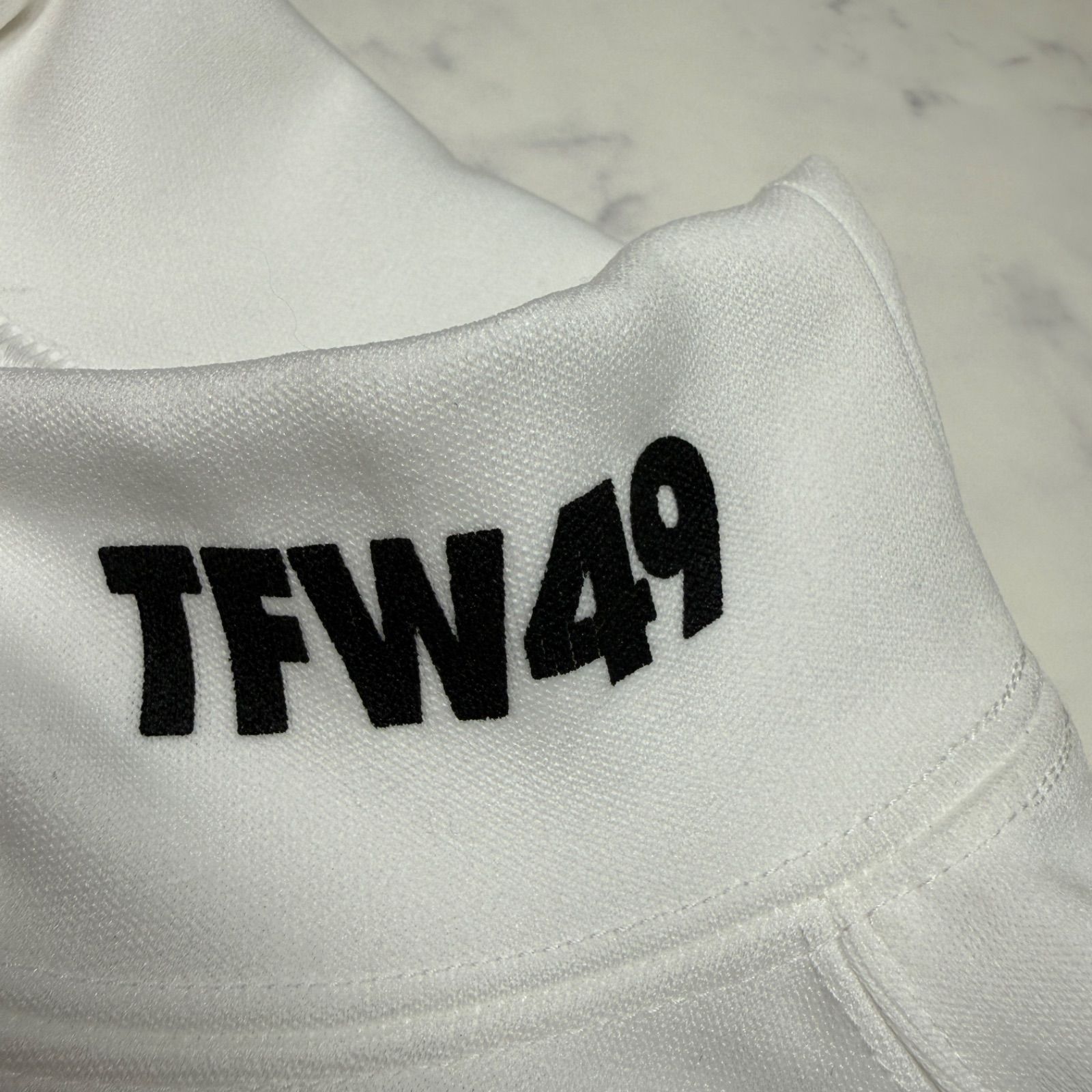 完売品⭐️新品タグ付き⭐️TFW49 ホワイトモックネック　M 2025新作 新品タグ付き TFW49 モックネック 長袖 ハイネック ホワイト メンズ S