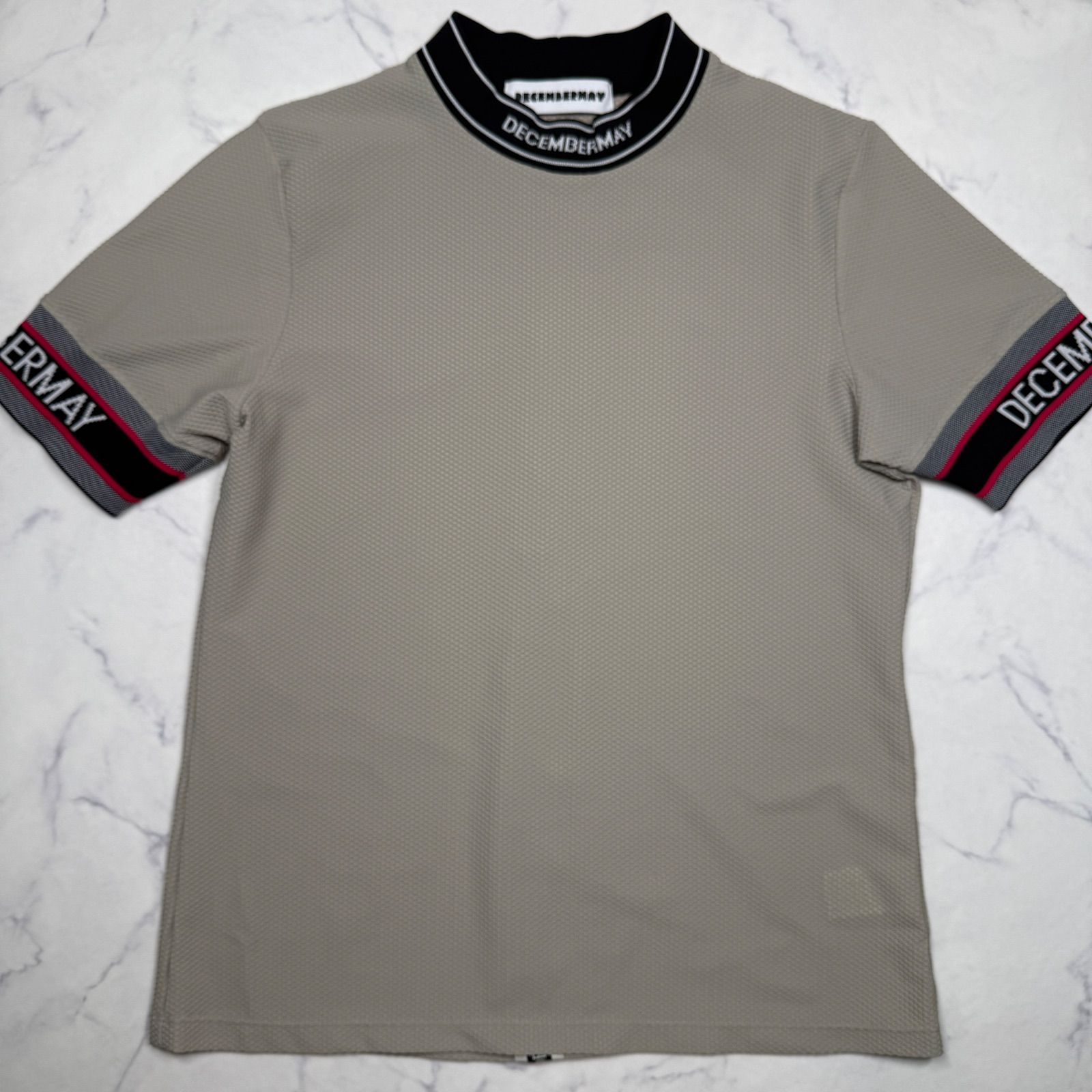 DECEMBERMAY ユニセックス ゴルフウェア モックネック バックロゴ 美品 DECEMBERMAY ディセンバーメイ モックネック 半袖シャツ ベージュ