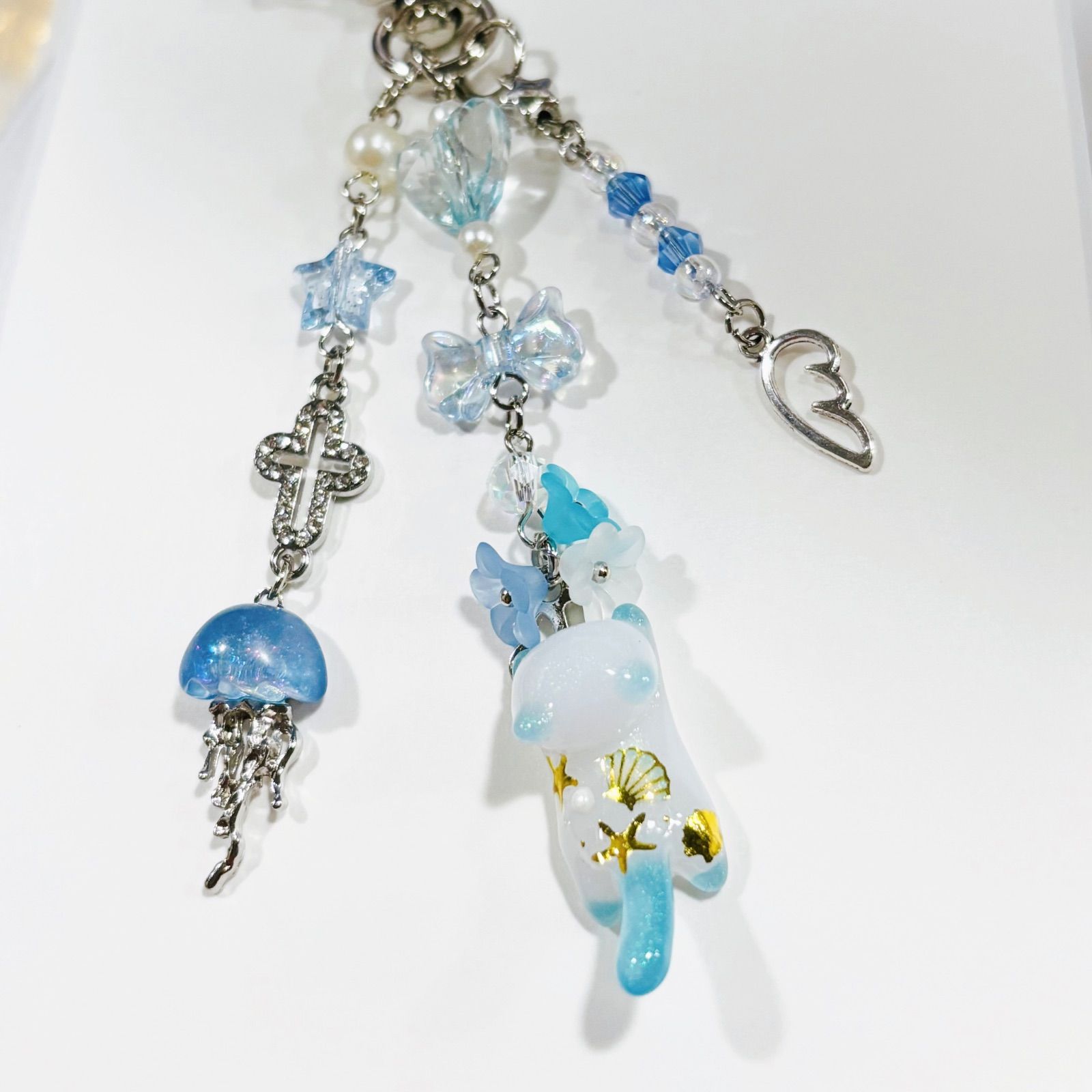 ♡レジンジャンピング猫ちゃん×クラゲ🪼キーホルダー♡ - メルカリ
