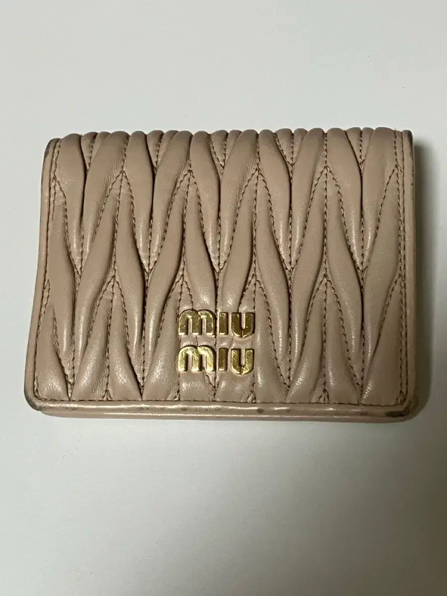 ミュウミュウ パウダー ピンク カード 二つ折り財布