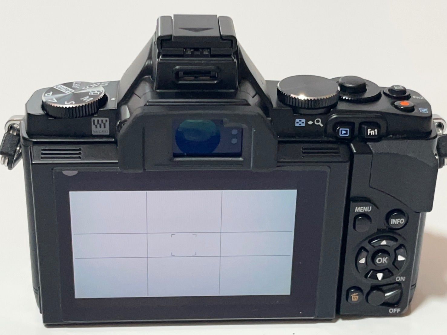 OLYMPUS OM-D E-M5 ボディ HLD-6付 - メルカリ