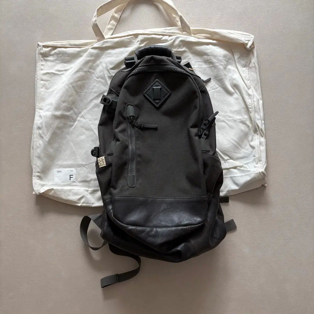 F 24AW ビズビム バリスティック 20L チャコール
