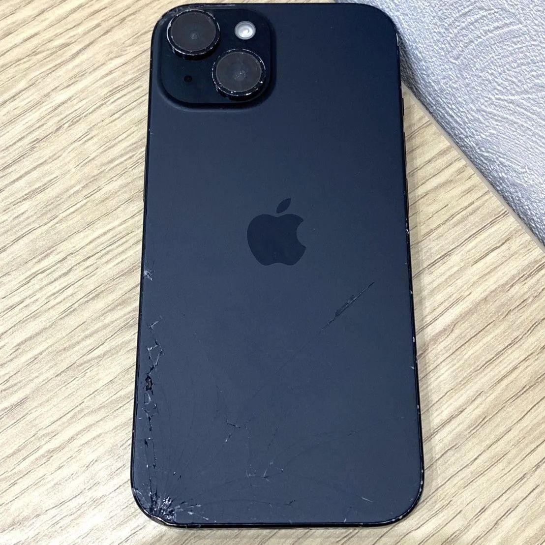 iPhone15 背面割れ 128GB SIMフリー - メルカリ