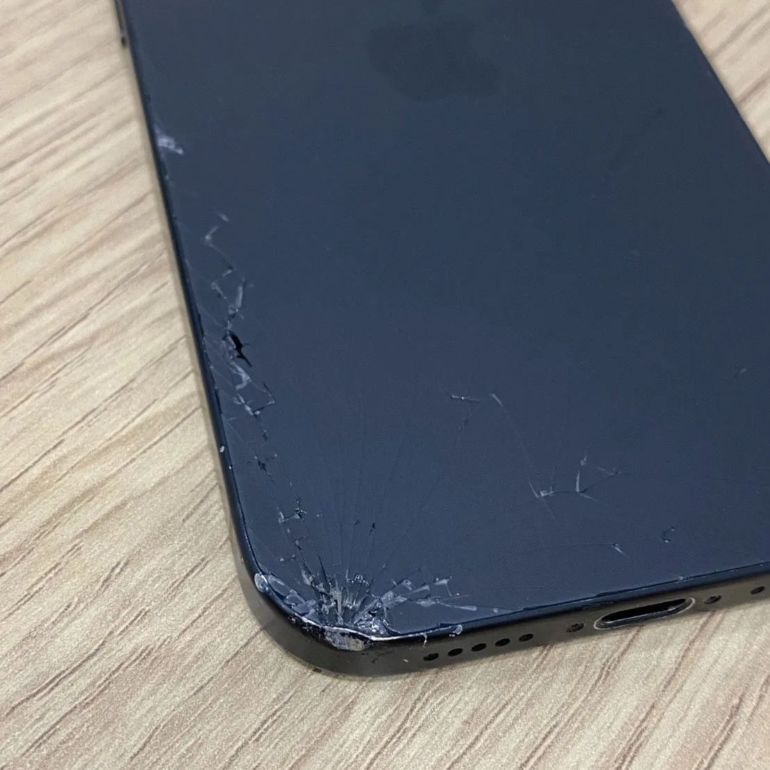 iPhone15 背面割れ 128GB SIMフリー - メルカリ