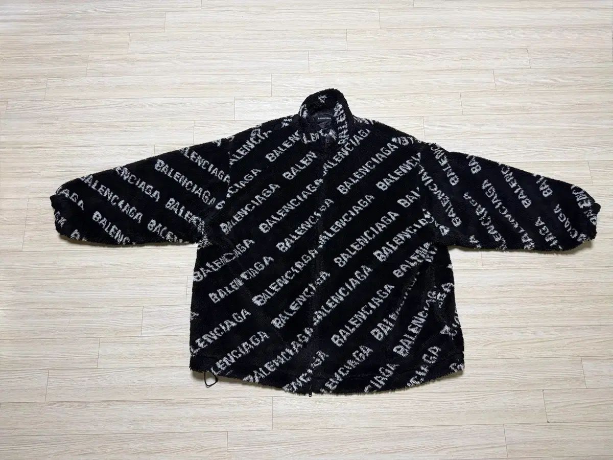 Haru 特価) Balenciaga バレンシアガ MULTI ロゴ ファー フリース