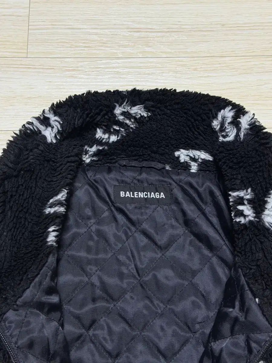 Haru 特価) Balenciaga バレンシアガ MULTI ロゴ ファー フリース