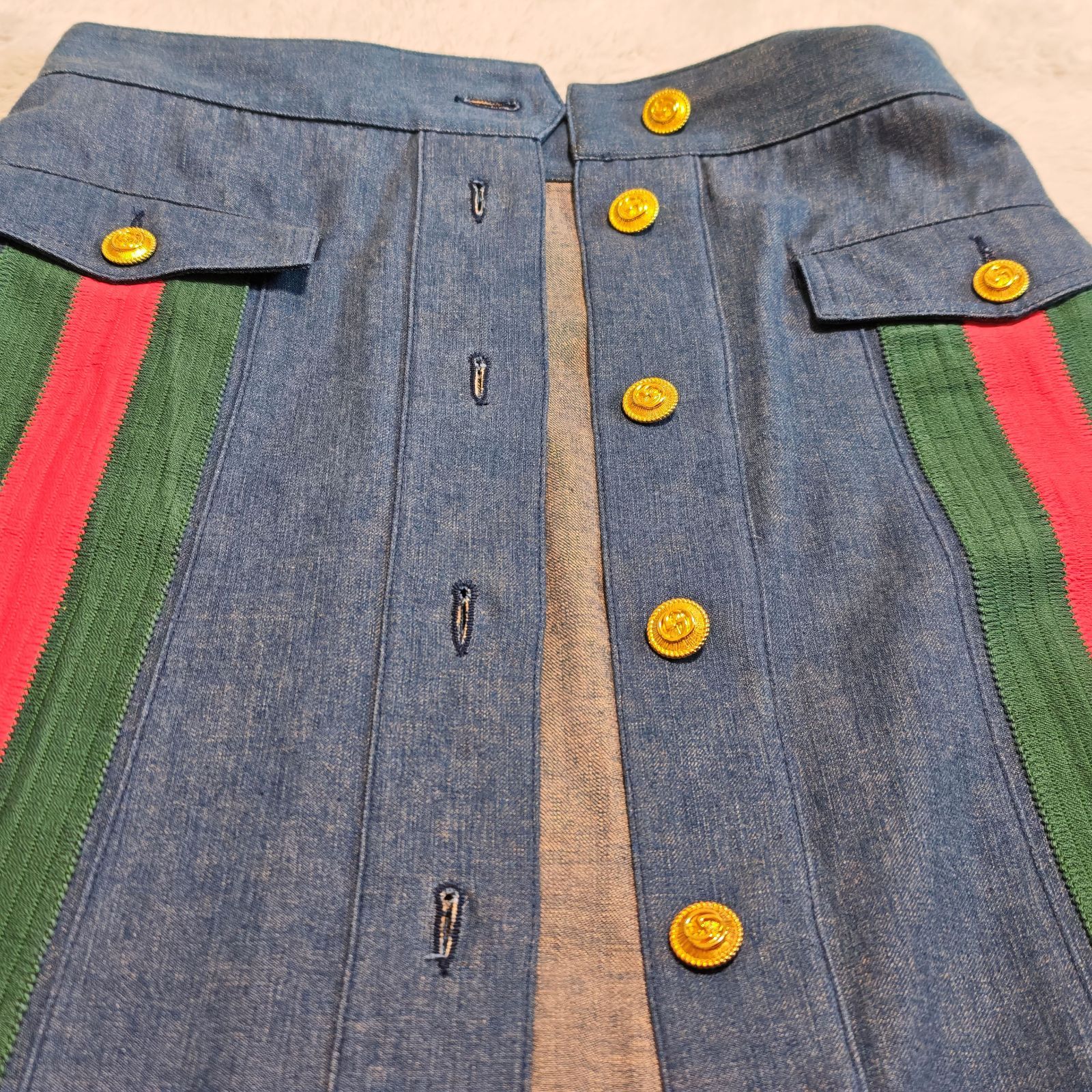 未使用級　グッチ　デニムスカート　GG柄　総柄　金ボタン GUCCI グッチ デニムスカート ひざ丈 シェリーライン ウェブストライプ