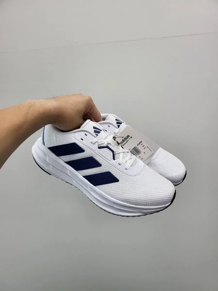 アディダス ギャラクシー7 ランニングシューズ ランニングシューズ 白 79,000円 新品