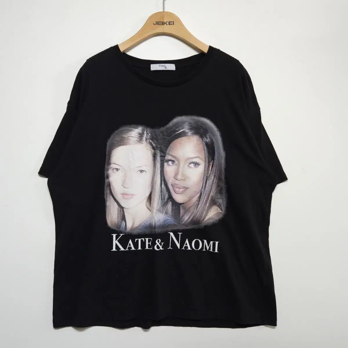 LE SSERAFIM（ルセラフィム）キム・チェウォン(KIM CHAEWON)着用 ケイト(KATE) アンド(AND) ナオミ グラフィック Tシャツ