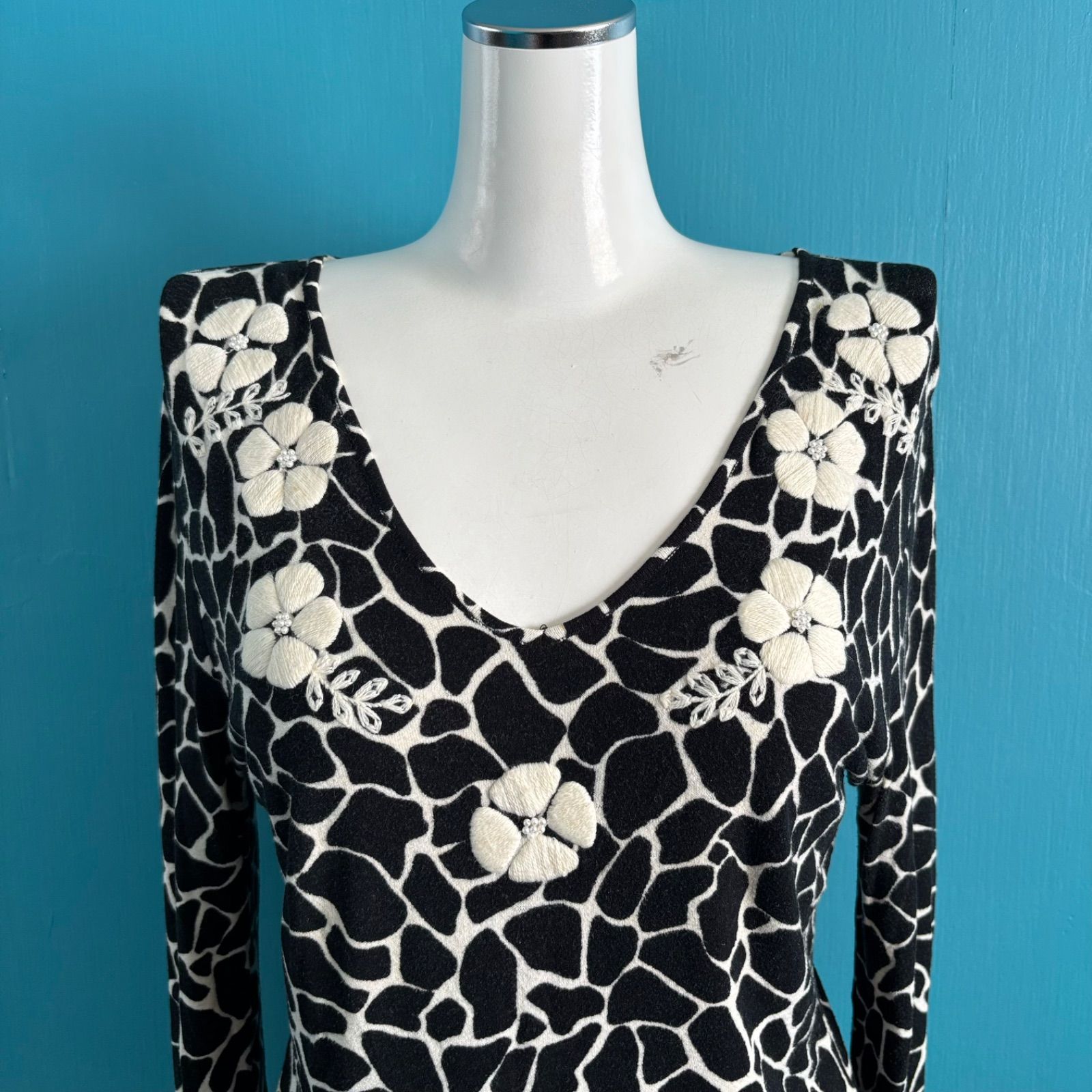 Blumarine - 新品　タグ付　ブルーガール　ブルマリン　Ｖネックニット　スパンコール　定価9万円 1122 blugirl Blumarine ブルーガール ブルマリン Vネック ニット