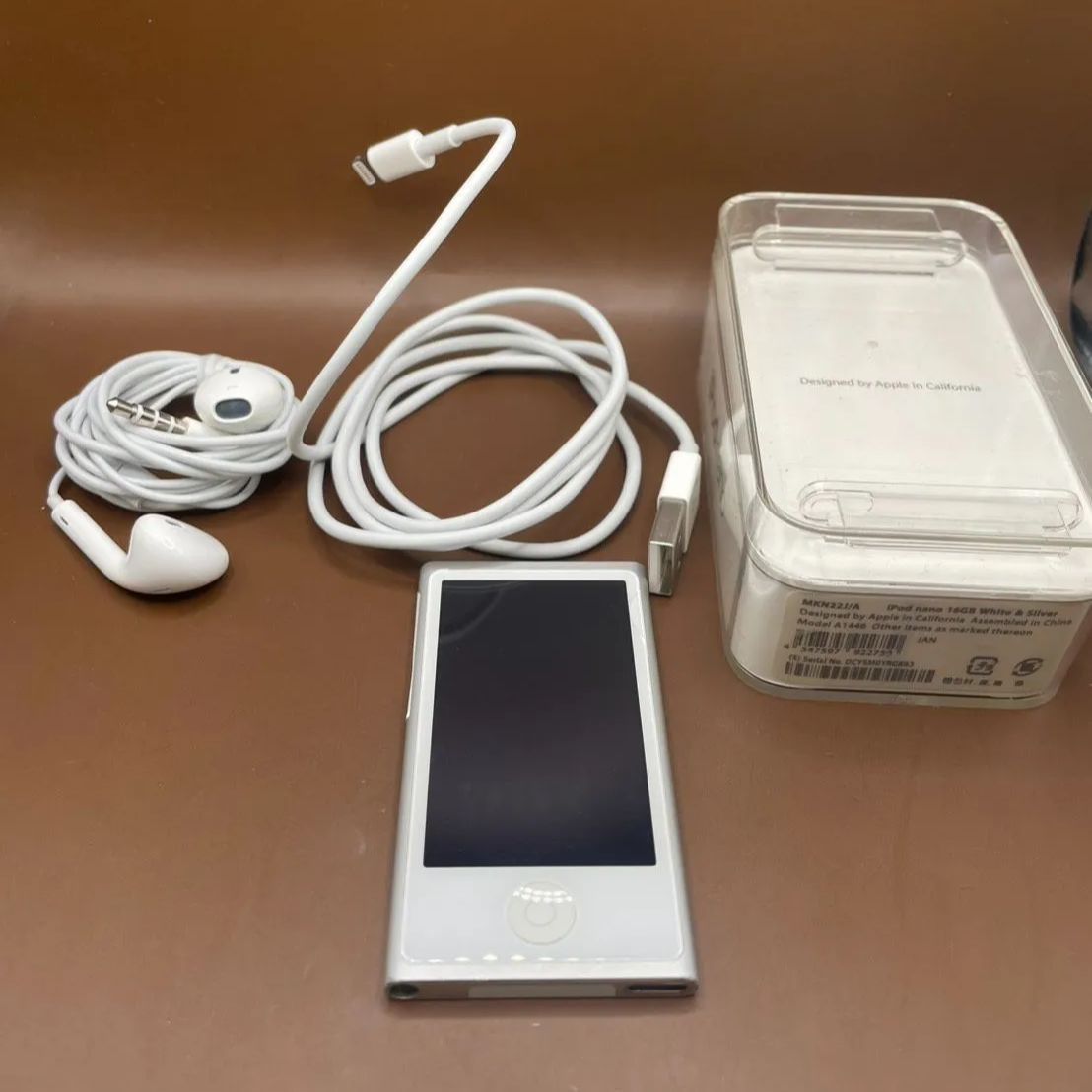 ◎【✨iPod✨】Apple社　アイポッド　ナノ　nano 第7世代　型番　A1446　カラー　白　ホワイト　銀　シルバー　アルミボディ　削りだし　動作確認済み　稼働品　ファッション　カジュアル　イヤホン　充電ケーブル　付属　箱　ケース付き