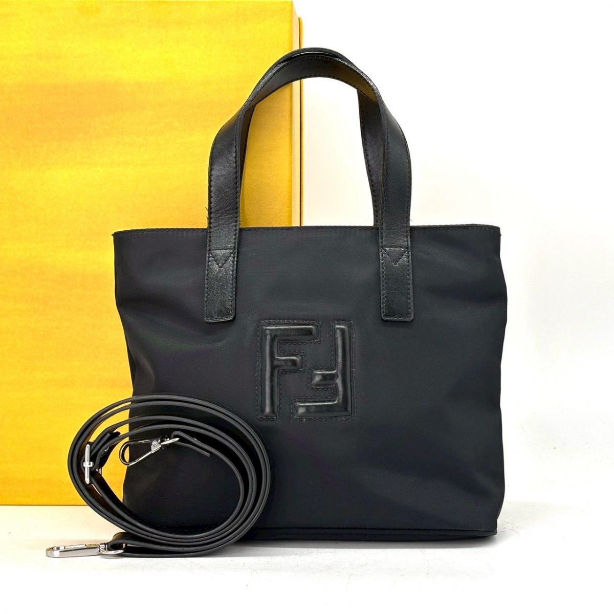 エンボスロゴが映えるシンプル美】 FENDI ハンドバッグ 2WAY ズッカ
