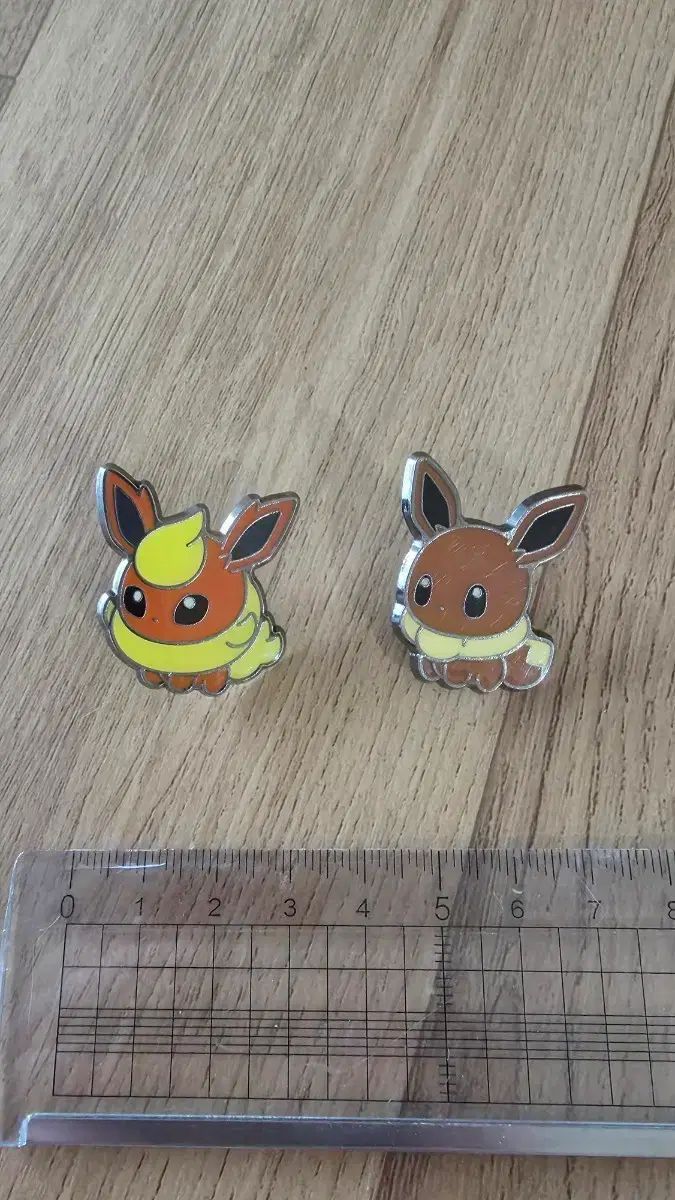ポケットモンスターポップアップ ストア ポケットモンスター ドールズ イーブイ シリーズ ブースター イーブイ バッジ ピン 6,933円