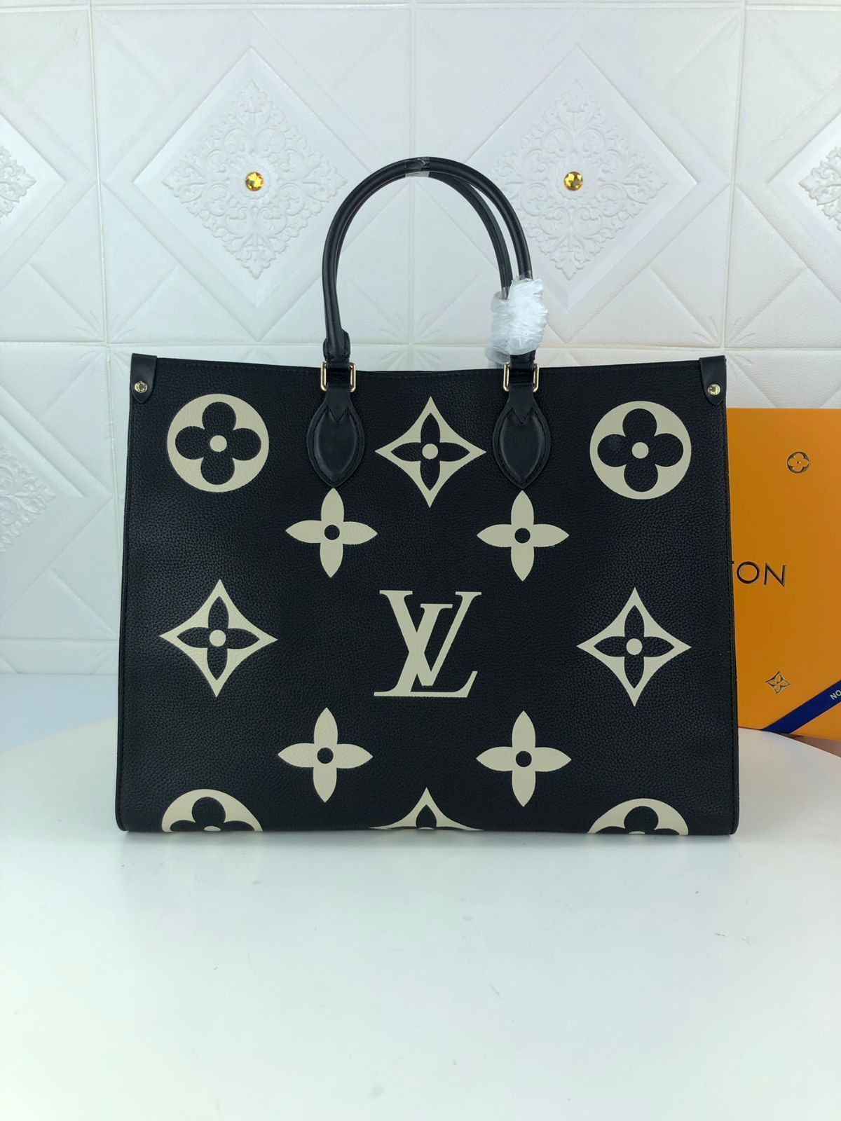 LOUIS VUITTON ルイヴィトン ハンドバッグモノグラムアンプラント オンザゴー GM 2WAYトート 黒/ベージュ M45945 レディース レザー