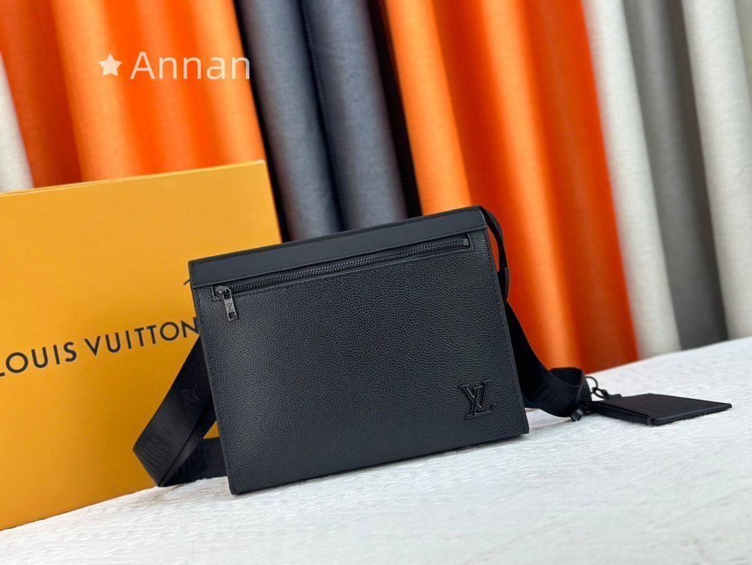 LOUIS VUITTON メンズ ルイヴィトン ショルダーバッグ 人気モデル 送料無料 メッセンジャーヴォワヤージュ M59329 トリヨンレザー 12,000円
