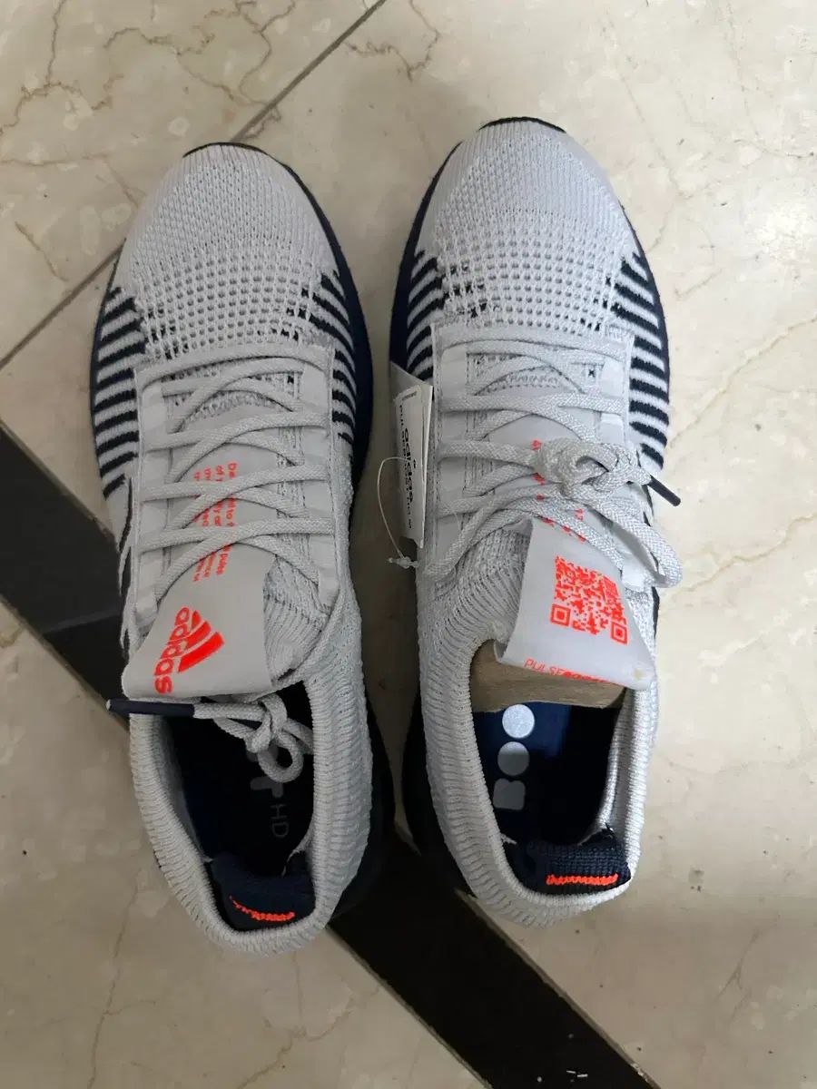 新品 adidas アディダス ランニングシューズ スニーカー 275 シューズ ジム ランニング Jogging