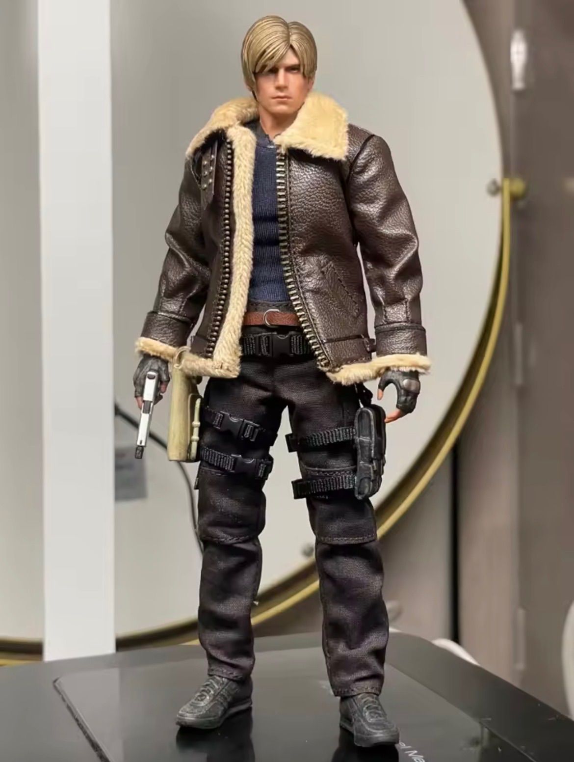 未使用】バイオハザードレオン(革ジャンver.リアルショックアクションフィギュア バイオハザード RE:4」のレオン・S・ケネディを模した1/12スケールの