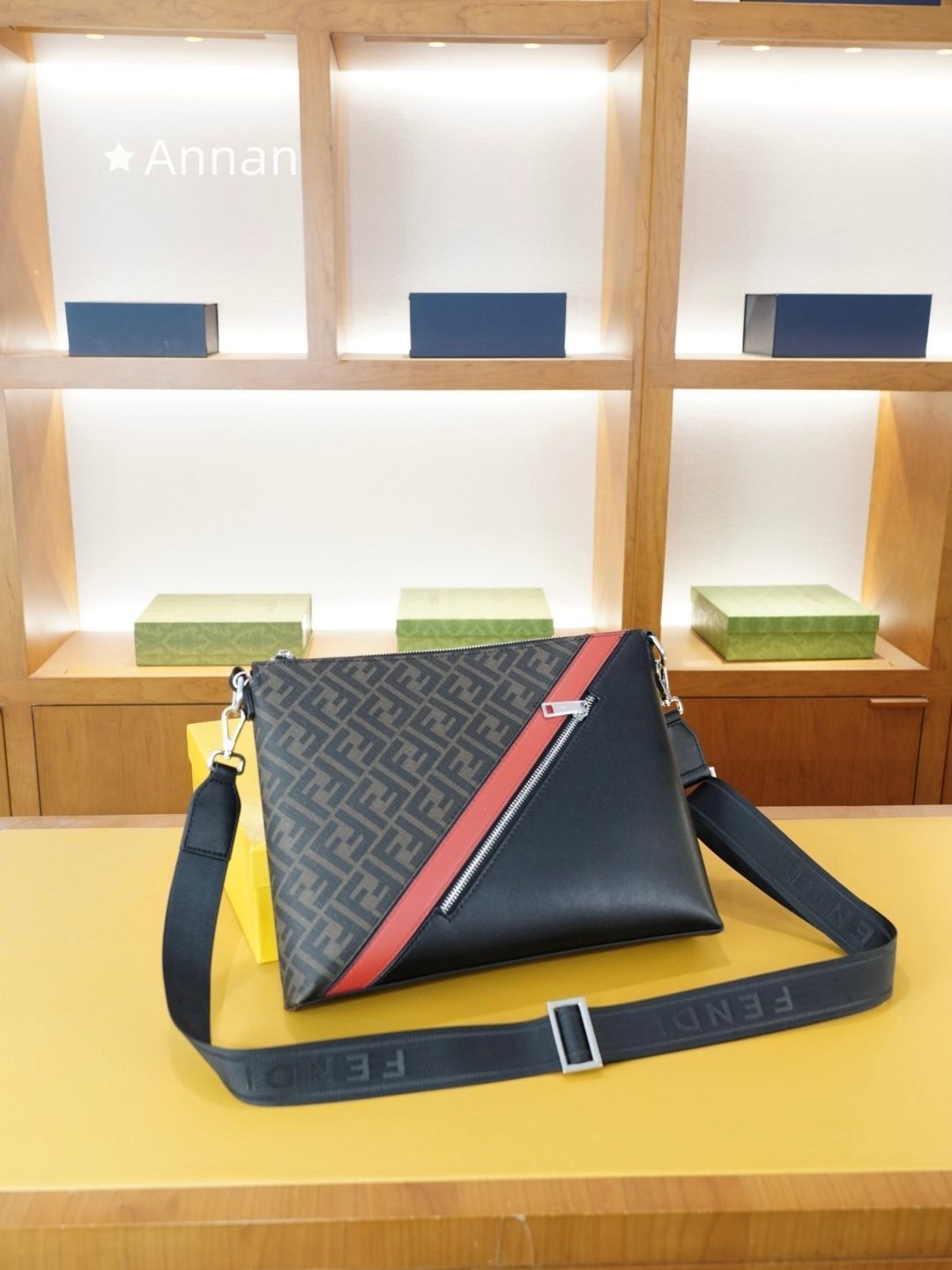 超美品 本日特価メンズ FENDI　フェンディ ショルダーバッグ