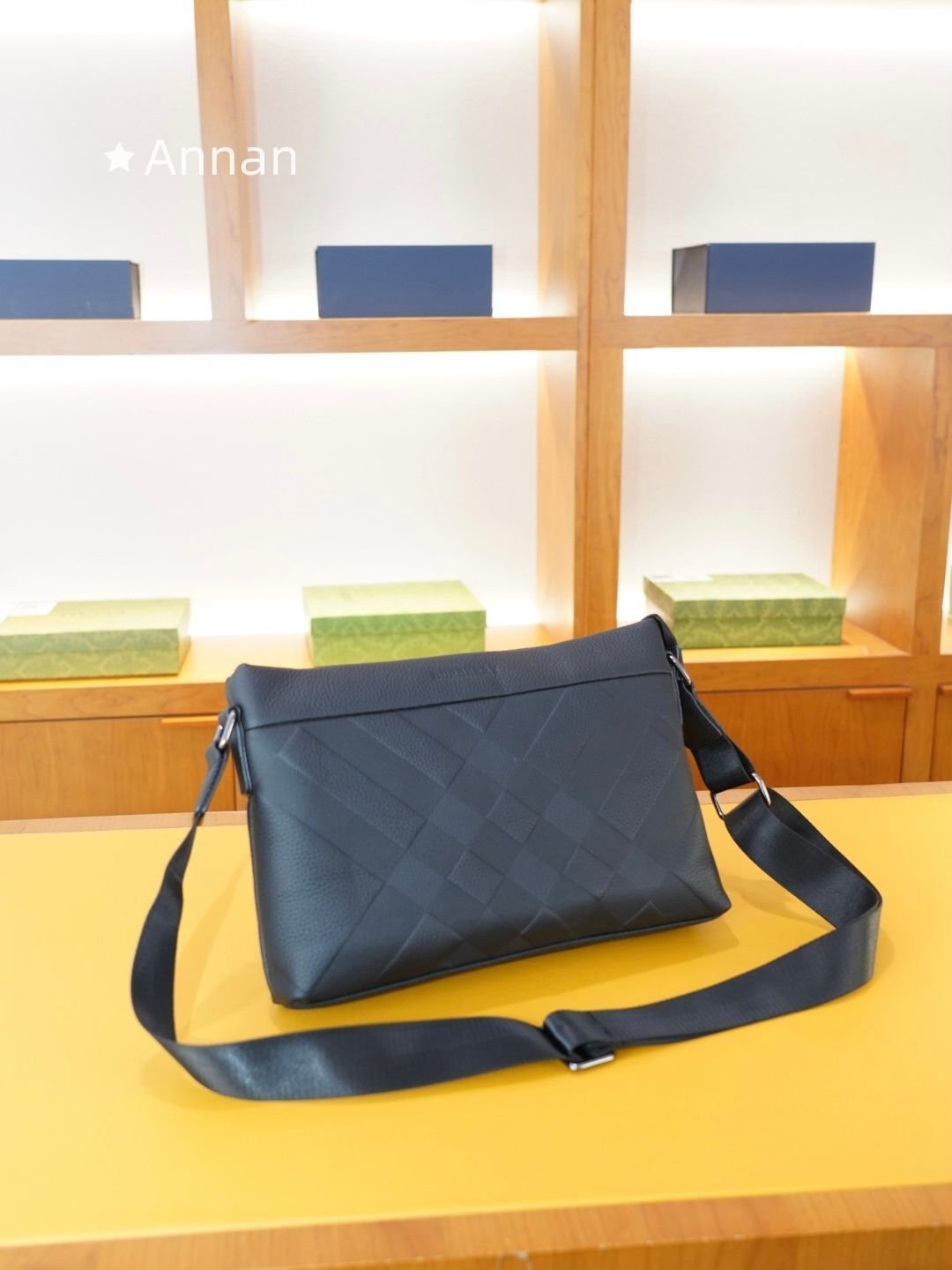 現行モデ 本日限定！メンズ BURBERRY バーバリー ショルダーバッグ