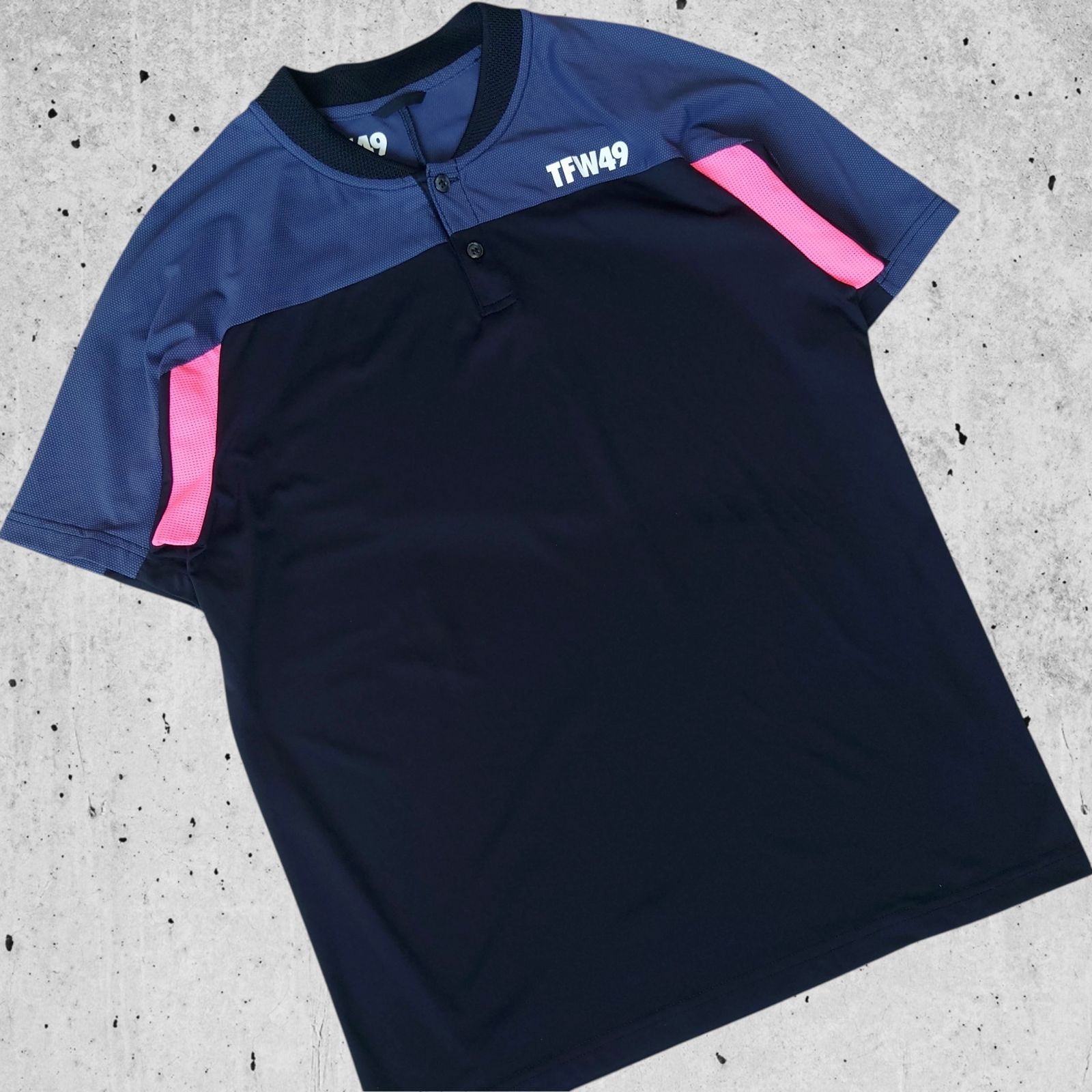 極美品 TFW49 GOLF サイドメッシュポロ アクティブスポーツシャツ ブレードカラーポロシャツ ブラック×ピンク カラーレスポロシャツ メンズ 半袖 ショートスリーブ ゴルフウェア ゴルフシャツ